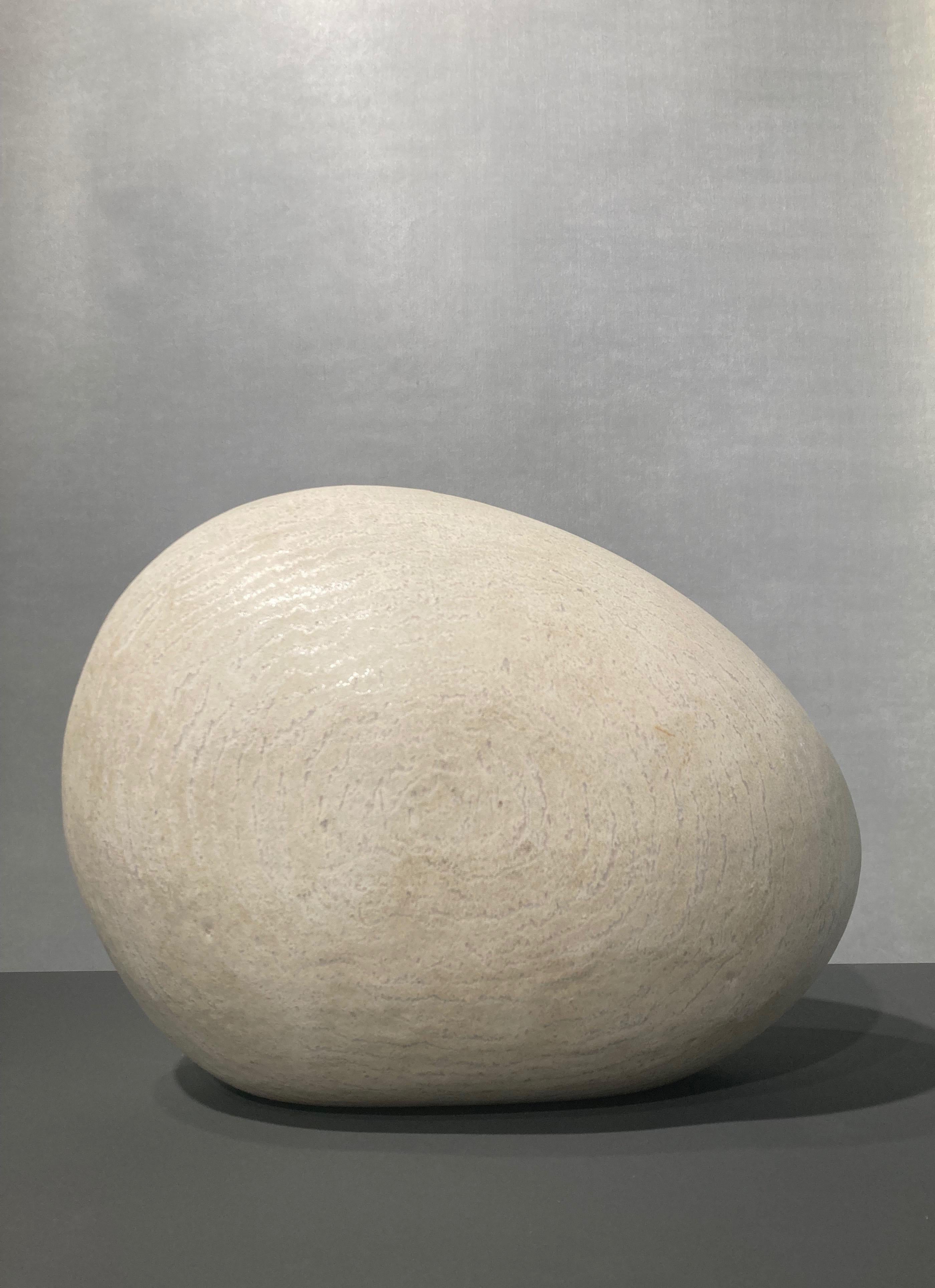 Maria Vlandi Abstract Sculpture – Ovale weiße Form mit Spuren