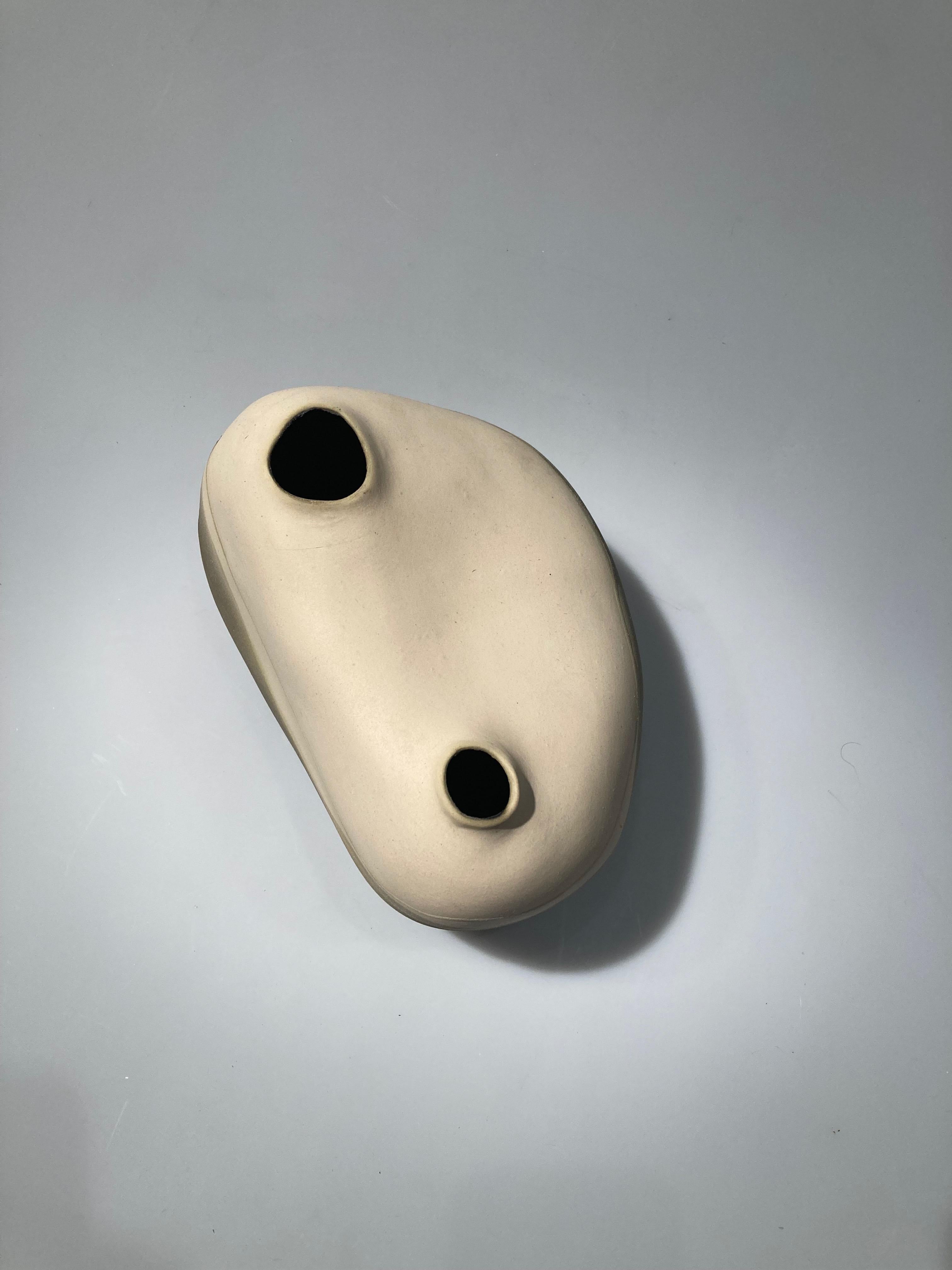Maria Vlandi è una scultrice greca di ceramica d'arte con un'attività variegata negli ultimi 45 anni.
Crea sculture e composizioni monumentali in gres e smalti ad alta temperatura, con riferimenti alla tradizione e all'antica Grecia. Le sue opere