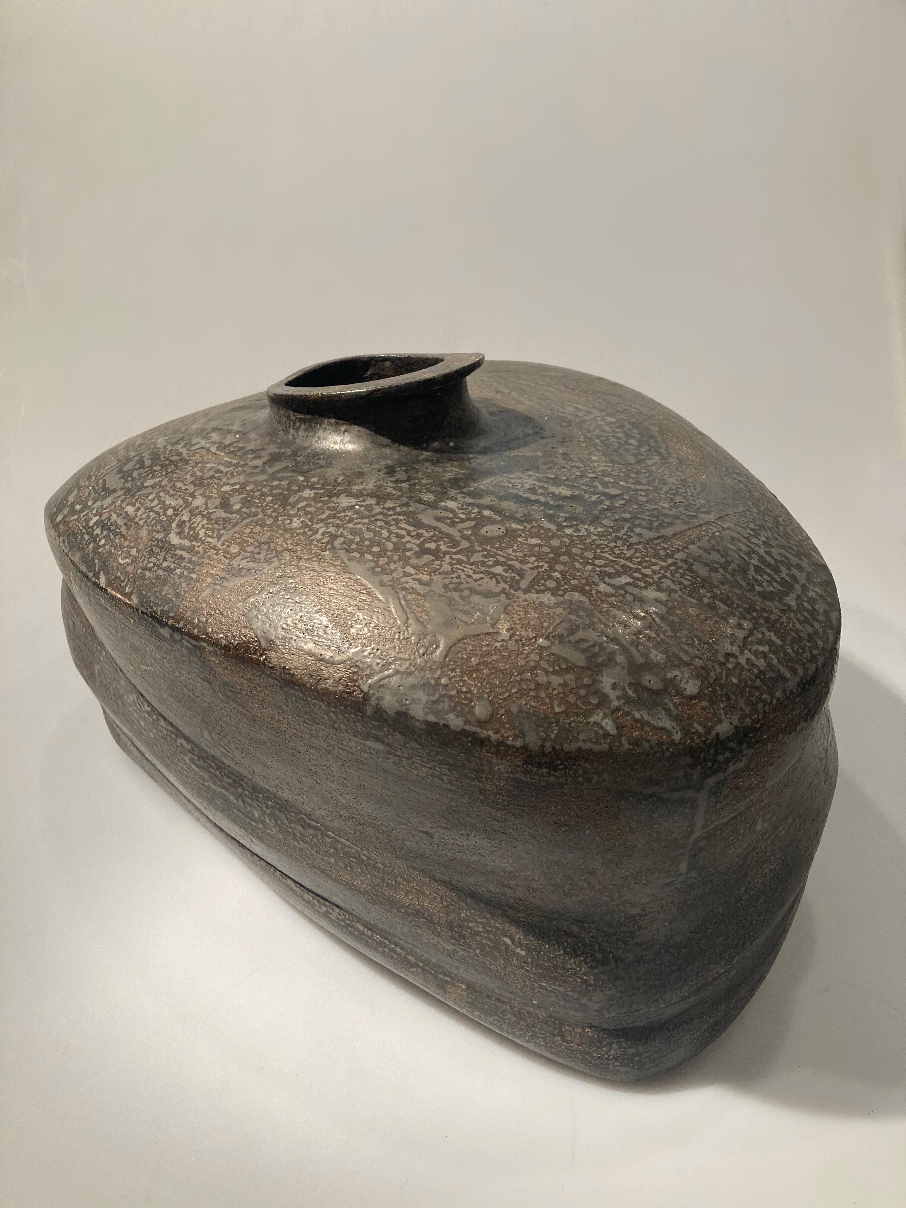 Maria Vlandi es una escultora griega de cerámica artística con una variada actividad a lo largo de los últimos 45 años.
Crea esculturas y composiciones monumentales con arcilla de gres y esmaltes de alta temperatura, con referencias tradicionales y