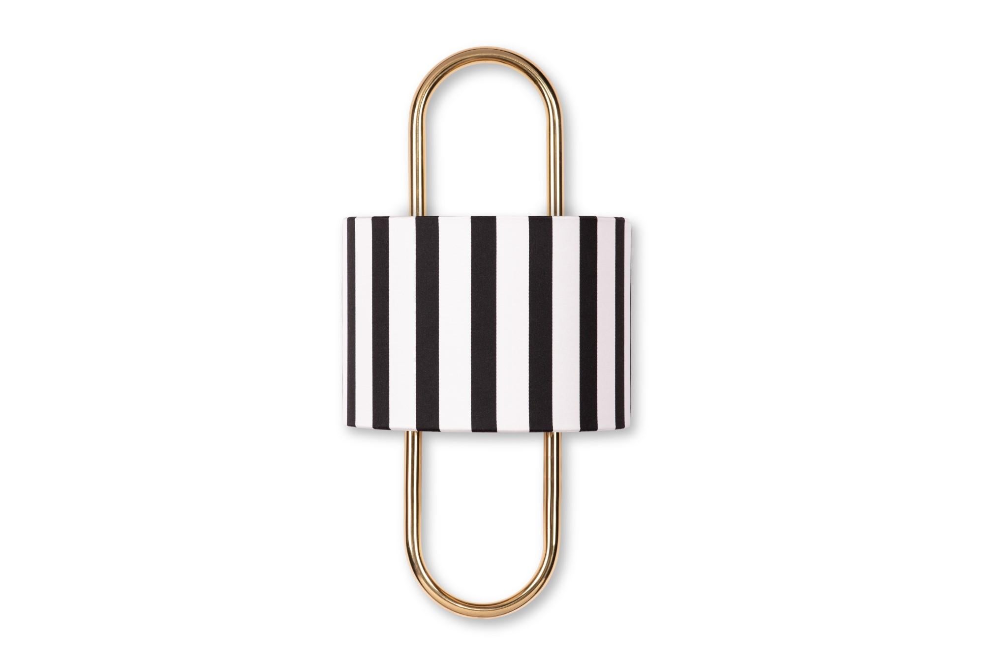 Lampada da parete Maria, Royal Stranger
Dimensioni
Larghezza 25cm, altezza 50cm, profondità 13cm

Ispirata alla femminilità e all'utilizzo di combinazioni di colori audaci e vibranti, questa collezione vuole essere positiva e felice, celebrando la