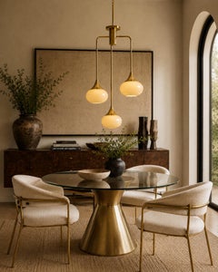 Lampadario "Tamsen" di Marian Jamieson in ottone e paralumi in vetro di Studio A