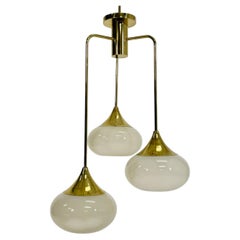 Lampadario "Tamsen" di Marian Jamieson in ottone e paralumi in vetro di Studio A