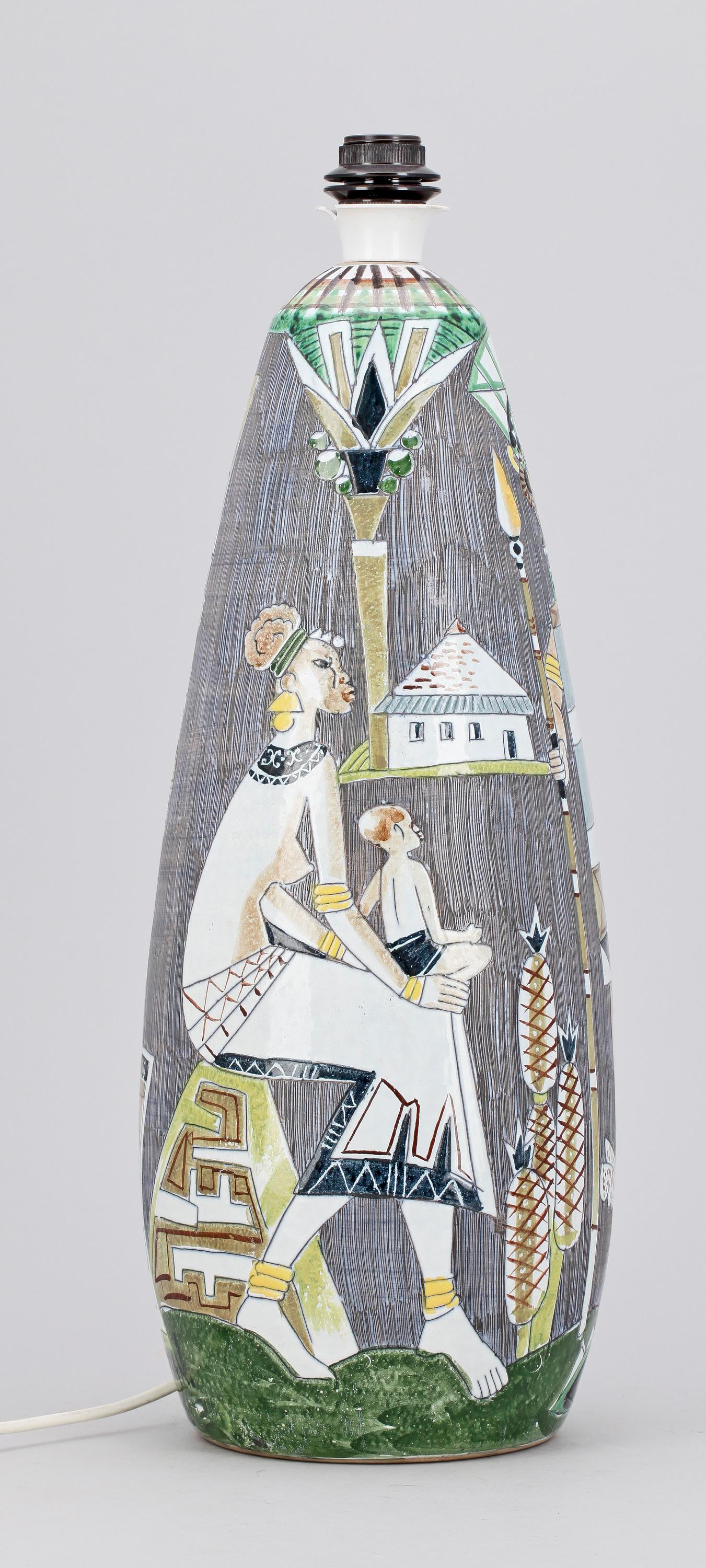 Lampadaire en céramique de Marian Zawadsky pour Atelier Tilgmans réalisé en 1961. Décor polychrome avec scène figurative représentant des indigènes hispaniques. Signé et daté
Bon état