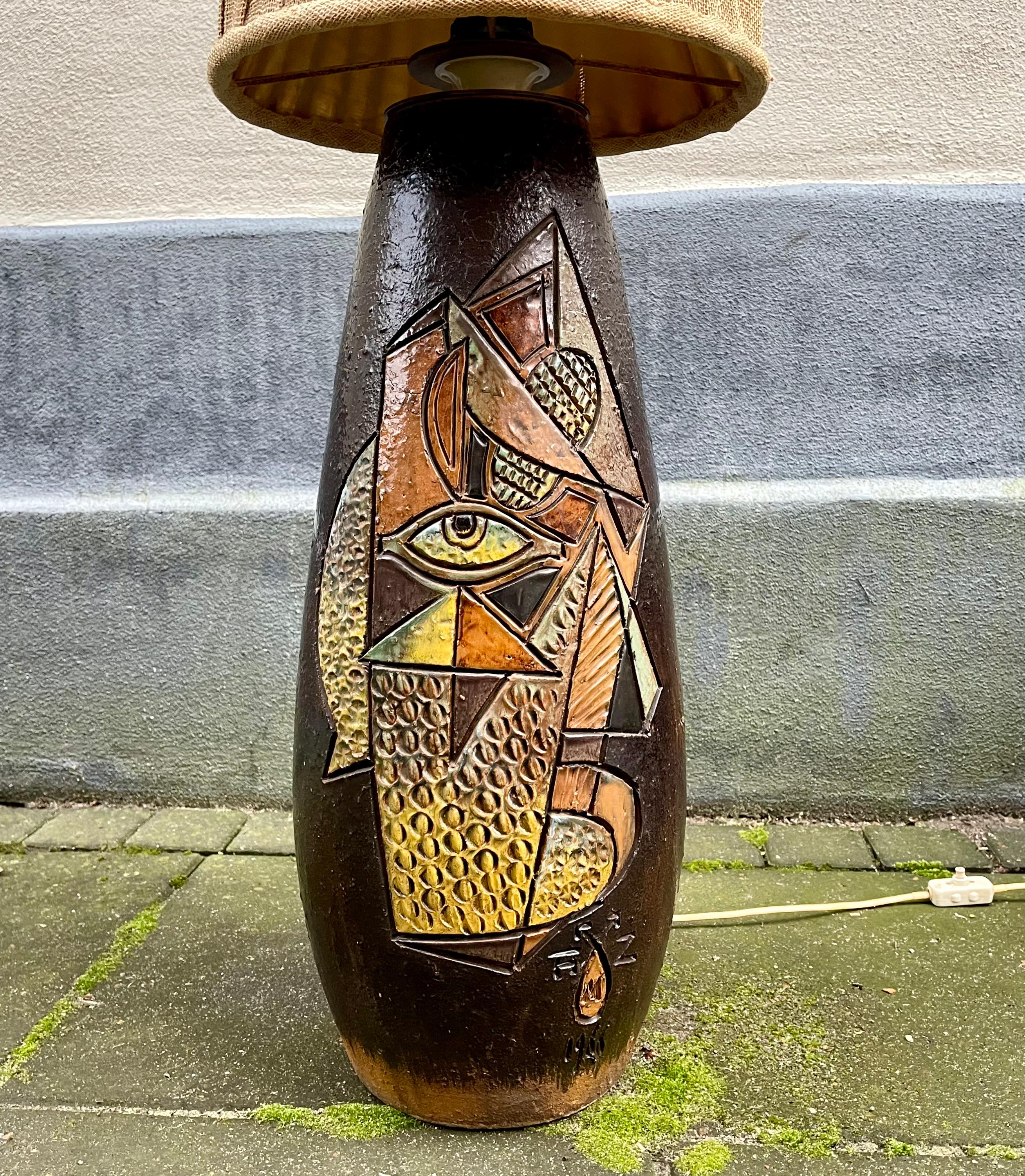 Un lampadaire en céramique au décor unique de l'immigré polonais, professeur, artiste et céramiste Marian Zawadzki (1933-2012). Les motifs sont uniques et certaines bases de ces grands lampadaires sont communément appelées des chefs-d'œuvre, Ce