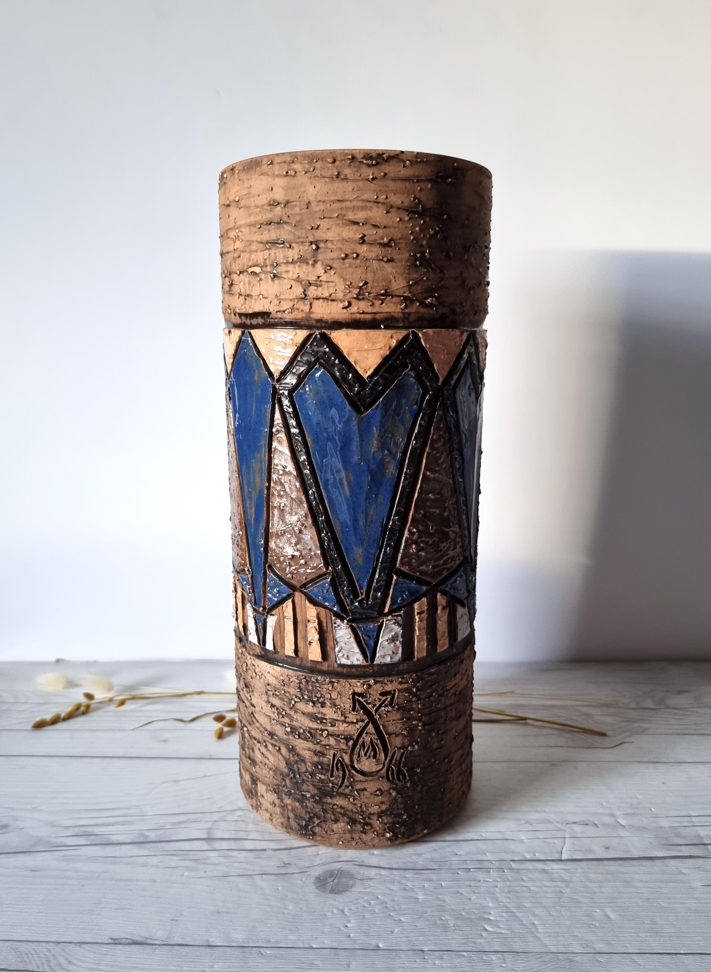 Mid-Century Modern Vase sgraffite sculptural signé Mid Mod de Marian Zawadzki pour Tilgmans Keramik en vente