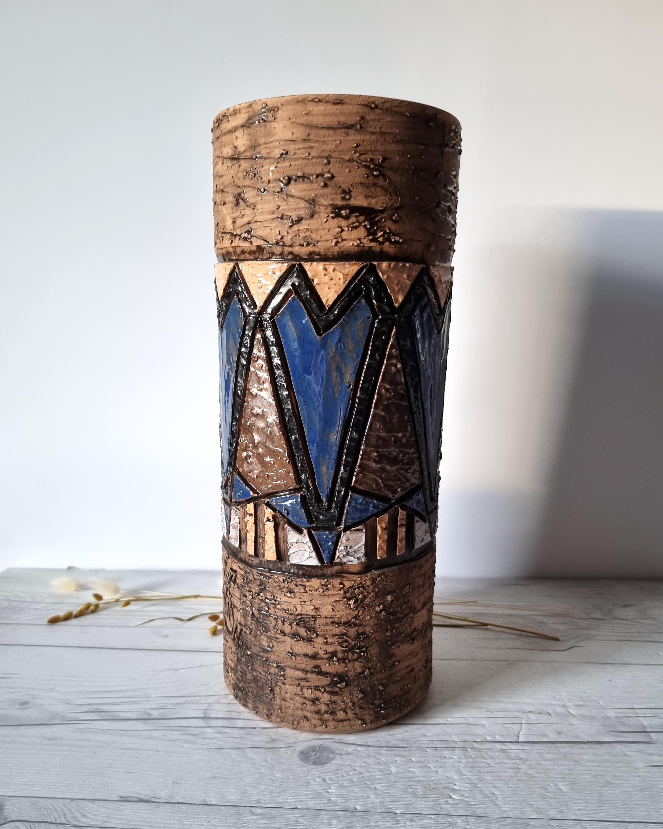 Milieu du XXe siècle Vase sgraffite sculptural signé Mid Mod de Marian Zawadzki pour Tilgmans Keramik en vente