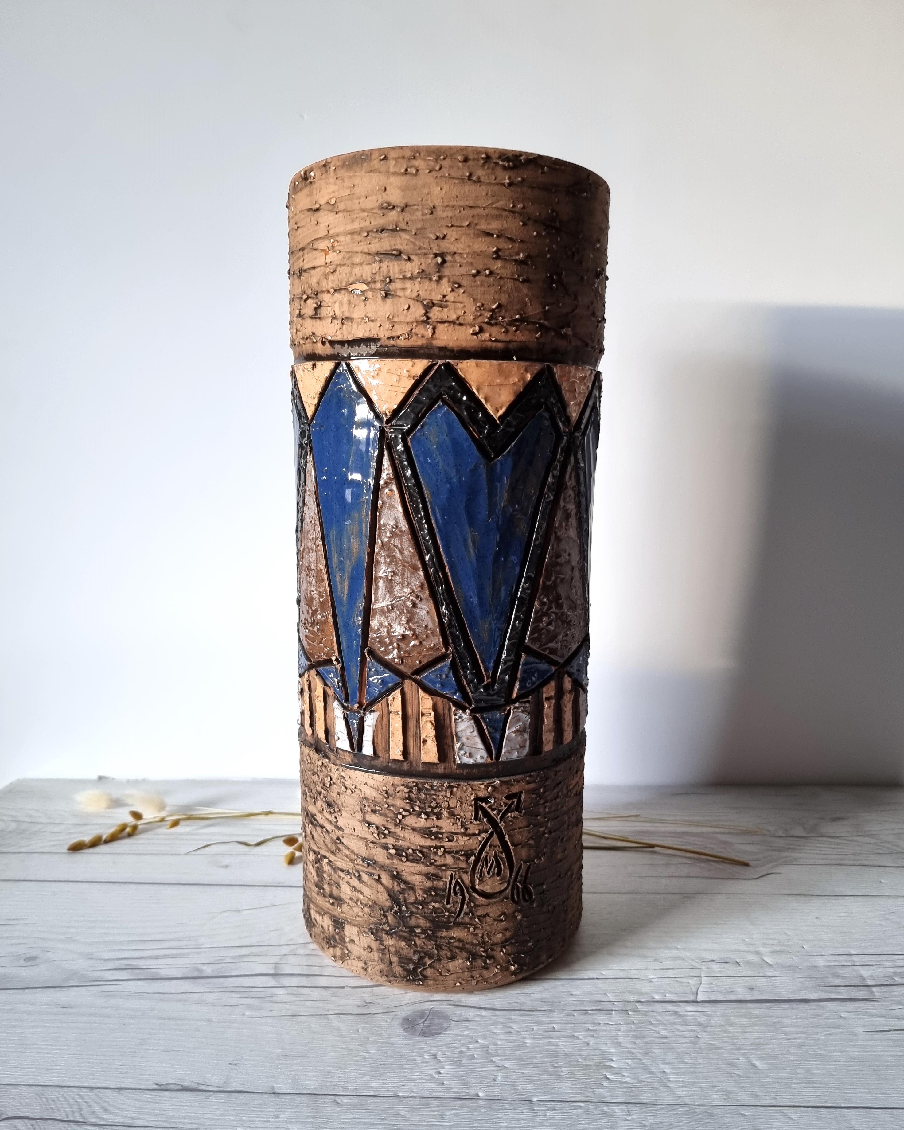 Marian Zawadzki for Tilgmans Keramik, Signed Mid Mod Sculptural Sgraffito Vase For Sale 1
