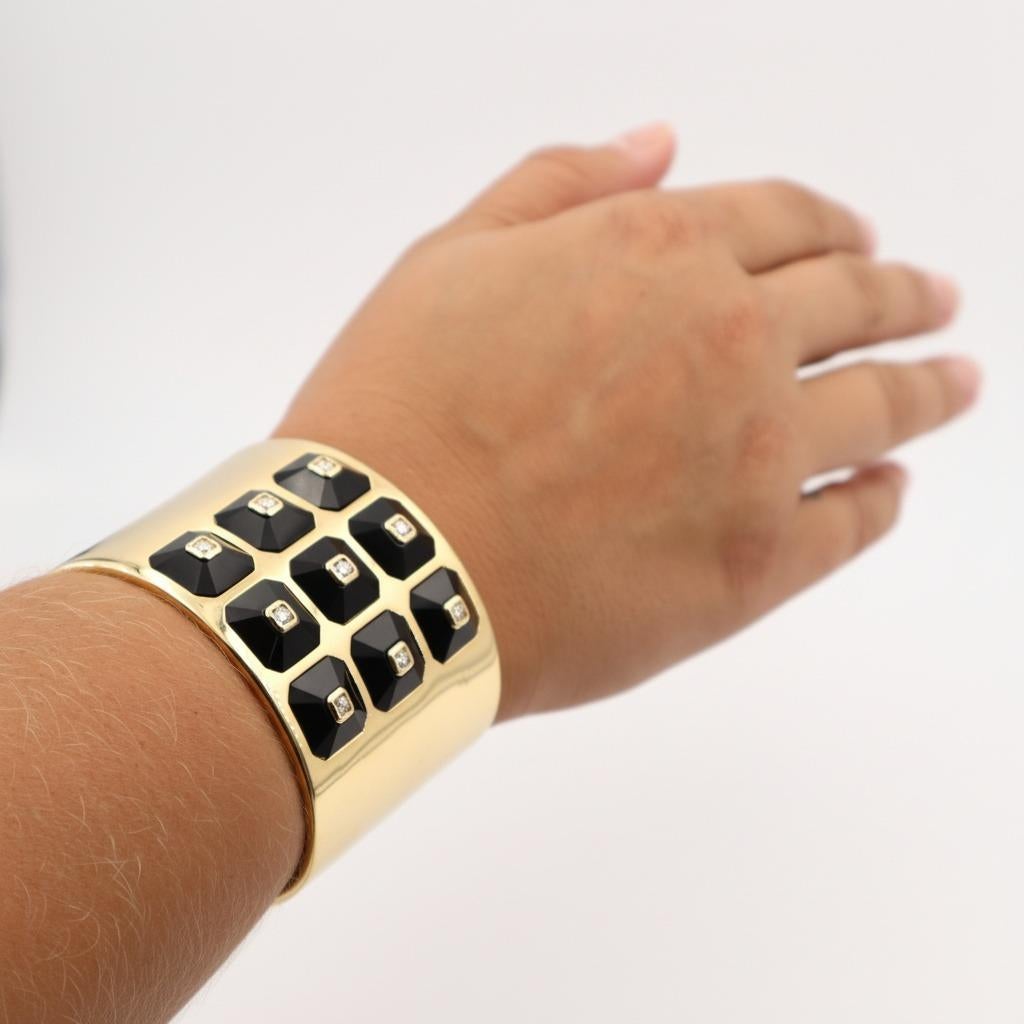 Ce bracelet manchette exceptionnel de la créatrice Maria Canale représente le summum du design de luxe contemporain. Il a été réalisé de manière experte en or jaune 18 carats lustré et comprend 9 stations d'onyx de forme octogonale totalisant 78,57