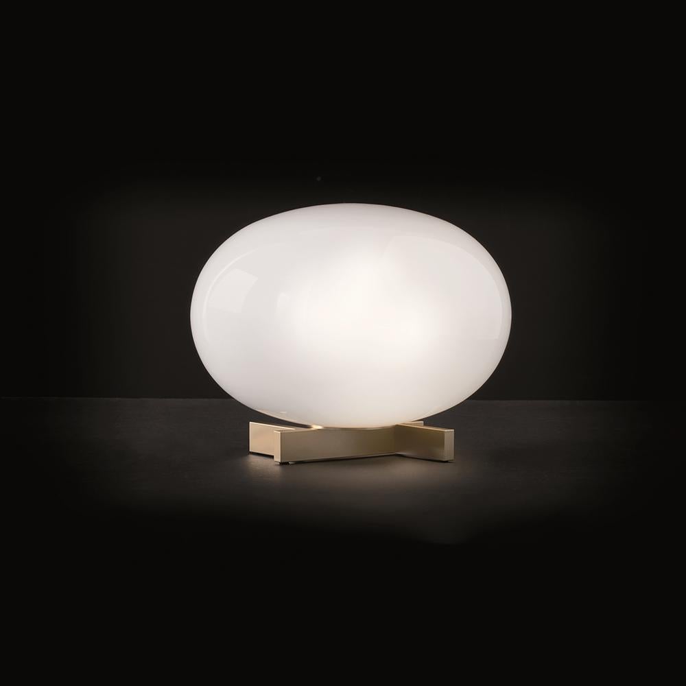Lampe à poser créée par Mariana Pellegrino Soto en 2017
Fabriqué par Oluce, Italie.

Le concept d'Alba part d'un élément très simple : l'imagination de la créatrice a été inspirée par une goutte d'eau, qu'elle utilise de différentes manières, en