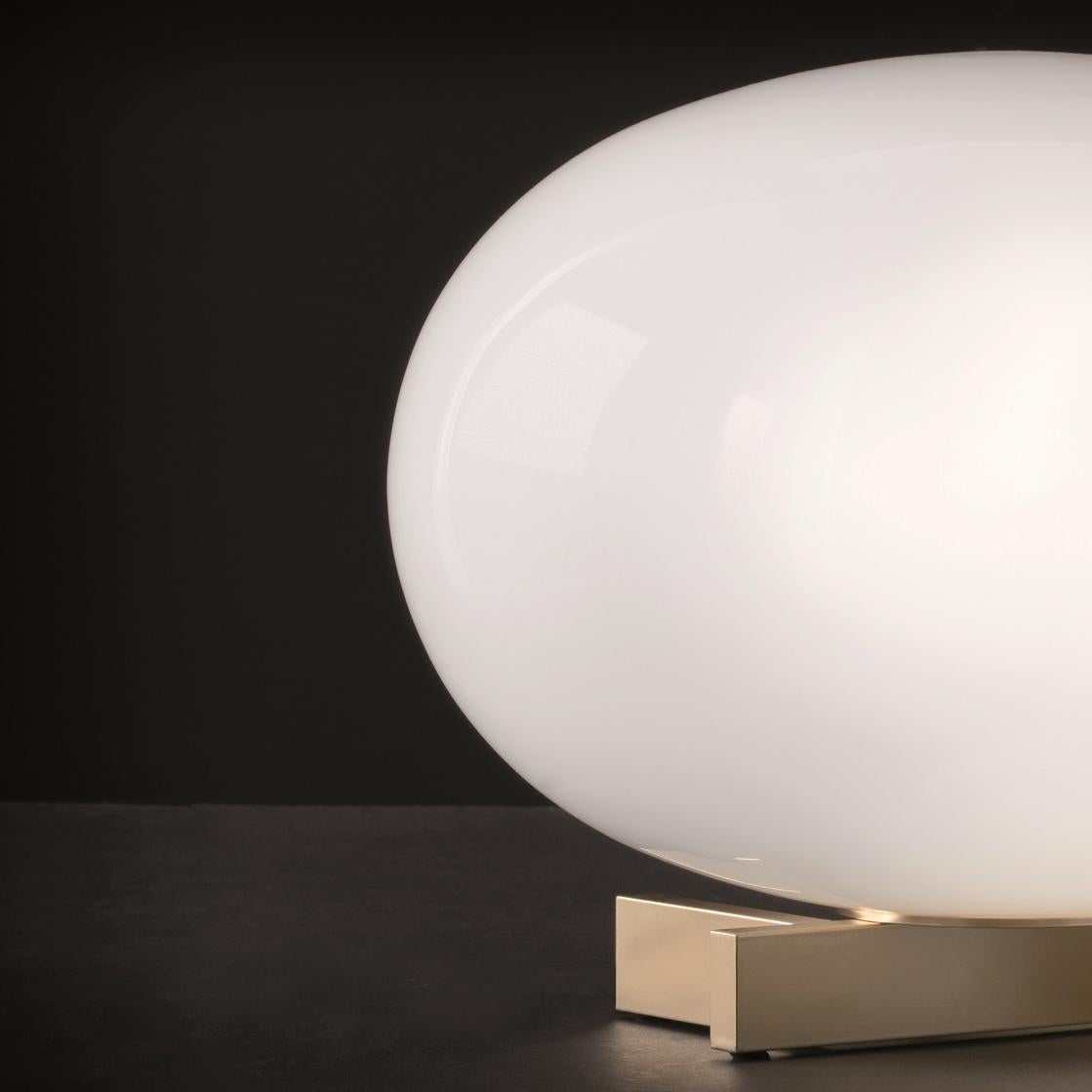 Mid-Century Modern Mariana Pellegrino Soto lampe de bureau «Alba » en verre soufflé opalin par Oluce en vente