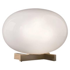Mariana Pellegrino Soto 'Alba' Lampada da tavolo in vetro soffiato opalino di Oluce