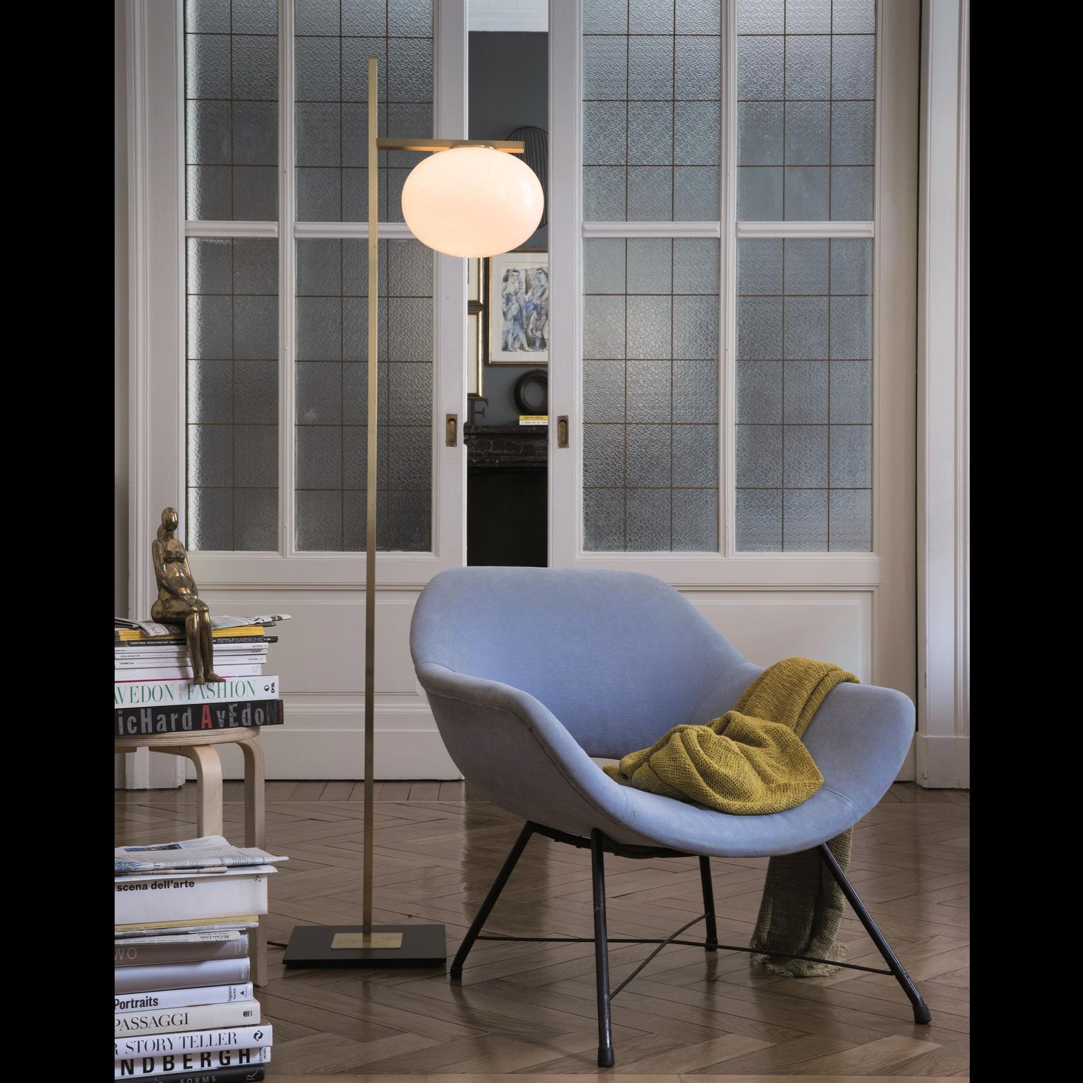 Floor lamp 'Alba' designed by Mariana Pellegrino Soto in 2017.
Floor lamp giving diffused light in polished opaline blown-glass. Satin brass or anodic bronze finish structure with rectangular profile. With universal dimmer.
Manufactured by Oluce,