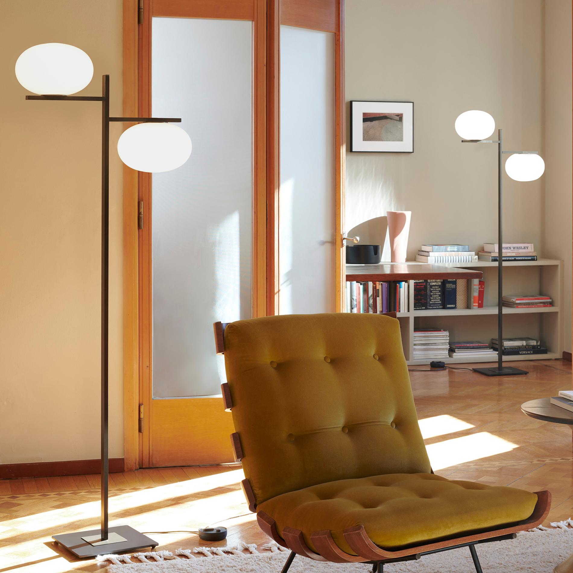 Mariana Pellegrino Soto: Zweiarmige Stehlampe „Alba“ von Oluce (Moderne der Mitte des Jahrhunderts) im Angebot
