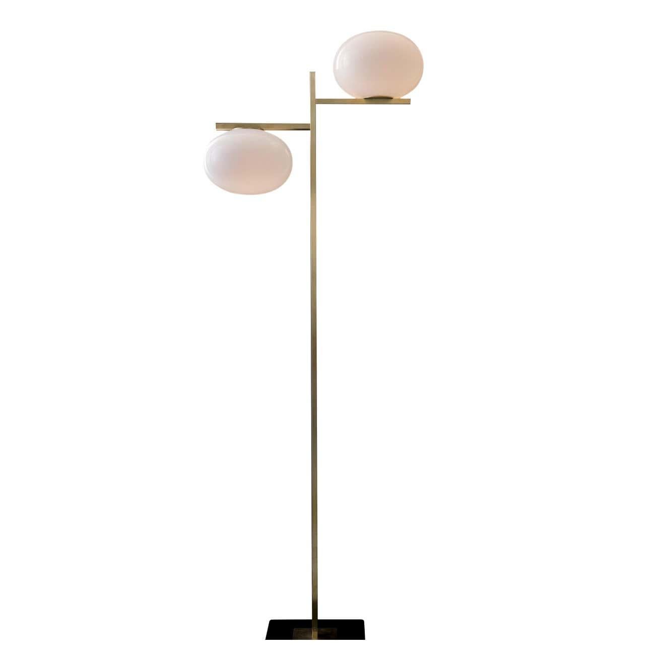 Mariana Pellegrino Soto: Zweiarmige Stehlampe „Alba“ von Oluce (21. Jahrhundert und zeitgenössisch) im Angebot
