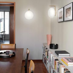 Mariana Pellegrino Soto Wandleuchte „Alba“ aus Opalglas und Messing von Oluce