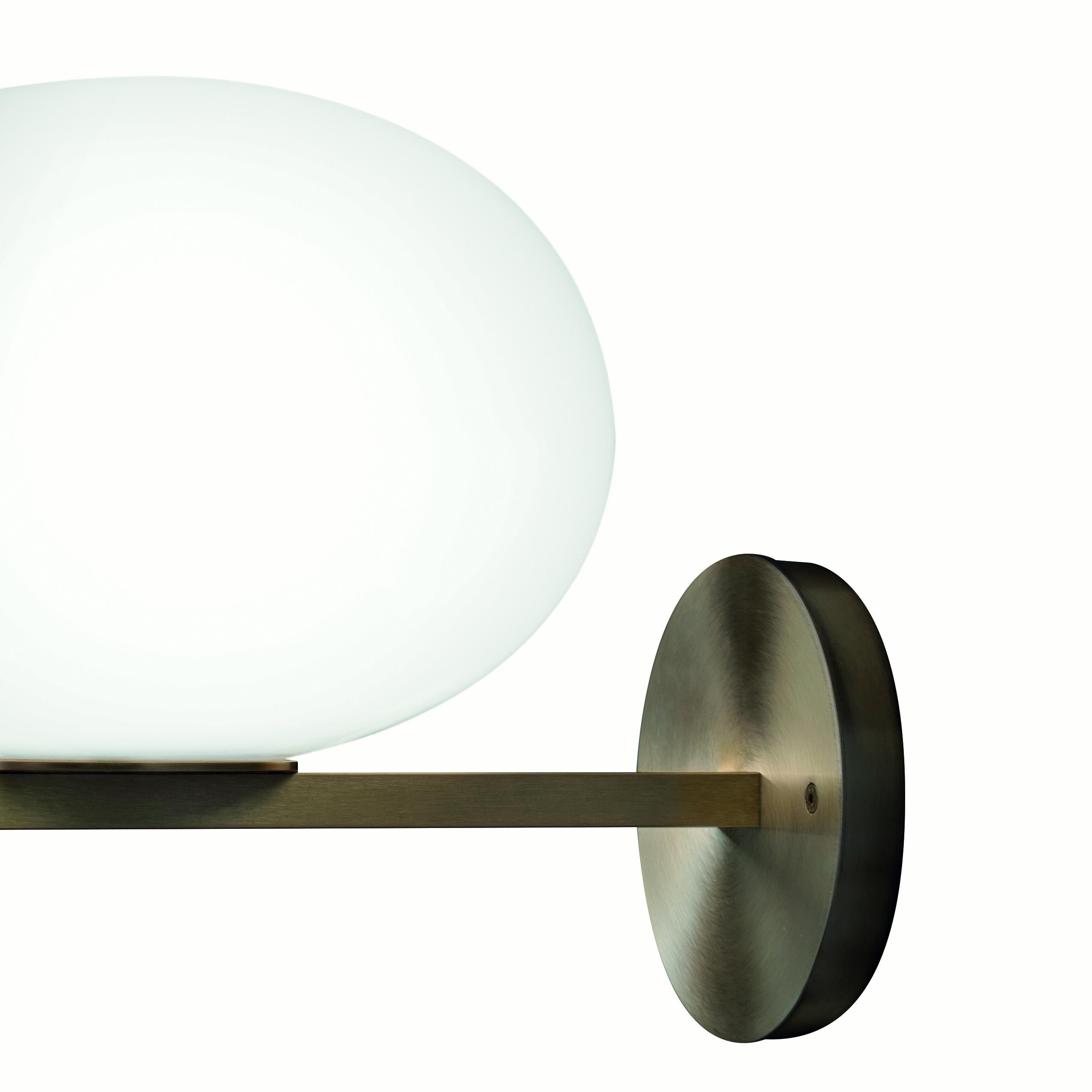 Mariana Pellegrino Soto Wall Lamp 'Alba' Opaline Glass and Brass by Oluce (Moderne der Mitte des Jahrhunderts) im Angebot