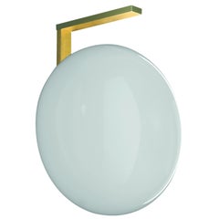 Mariana Pellegrino Soto Lampada da parete 'Alba' in vetro opalino e ottone di Oluce