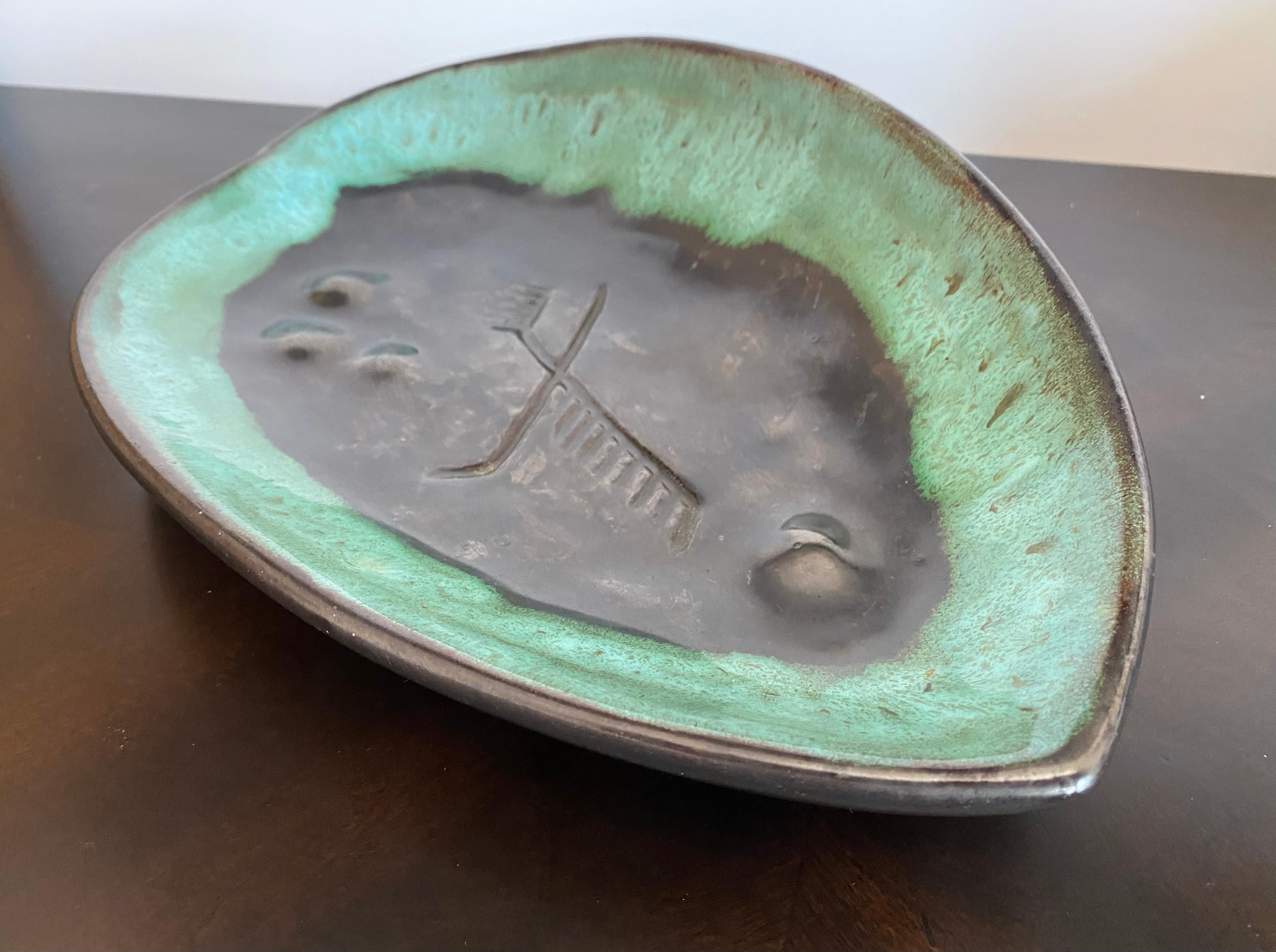 Mid-20th Century Mariana van Allesch 1940s American Studio Pottery Leaf Bowl For Sale
