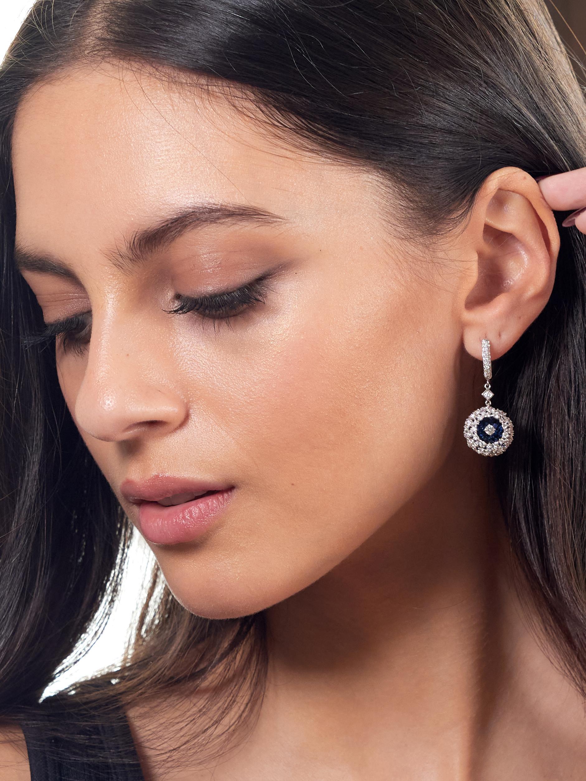 Diseñados como aros de estilo abrazador que suspenden gotas redondas
Con eslabón en forma de diamante y forma abovedada con frente abierto
Perforado con rodio azul en el interior de la forma y engastado con zafiros
Peso total aproximado de 1,32