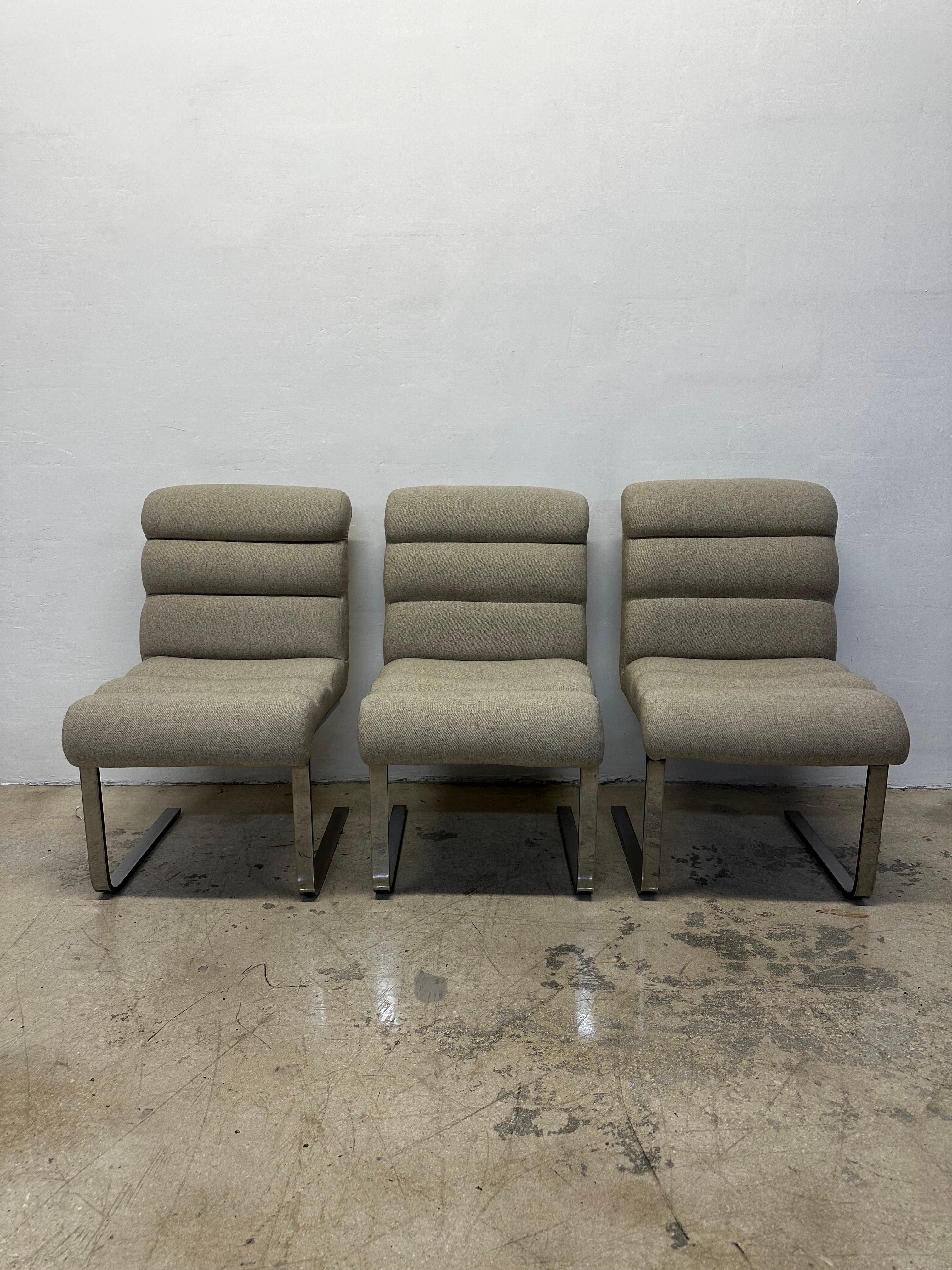 Ensemble de trois chaises de salle à manger à piétement luge en chrome de la Collection S, avec assise en tissu, par Frank Mariani, années 1970.  Prêt pour une nouvelle sellerie.