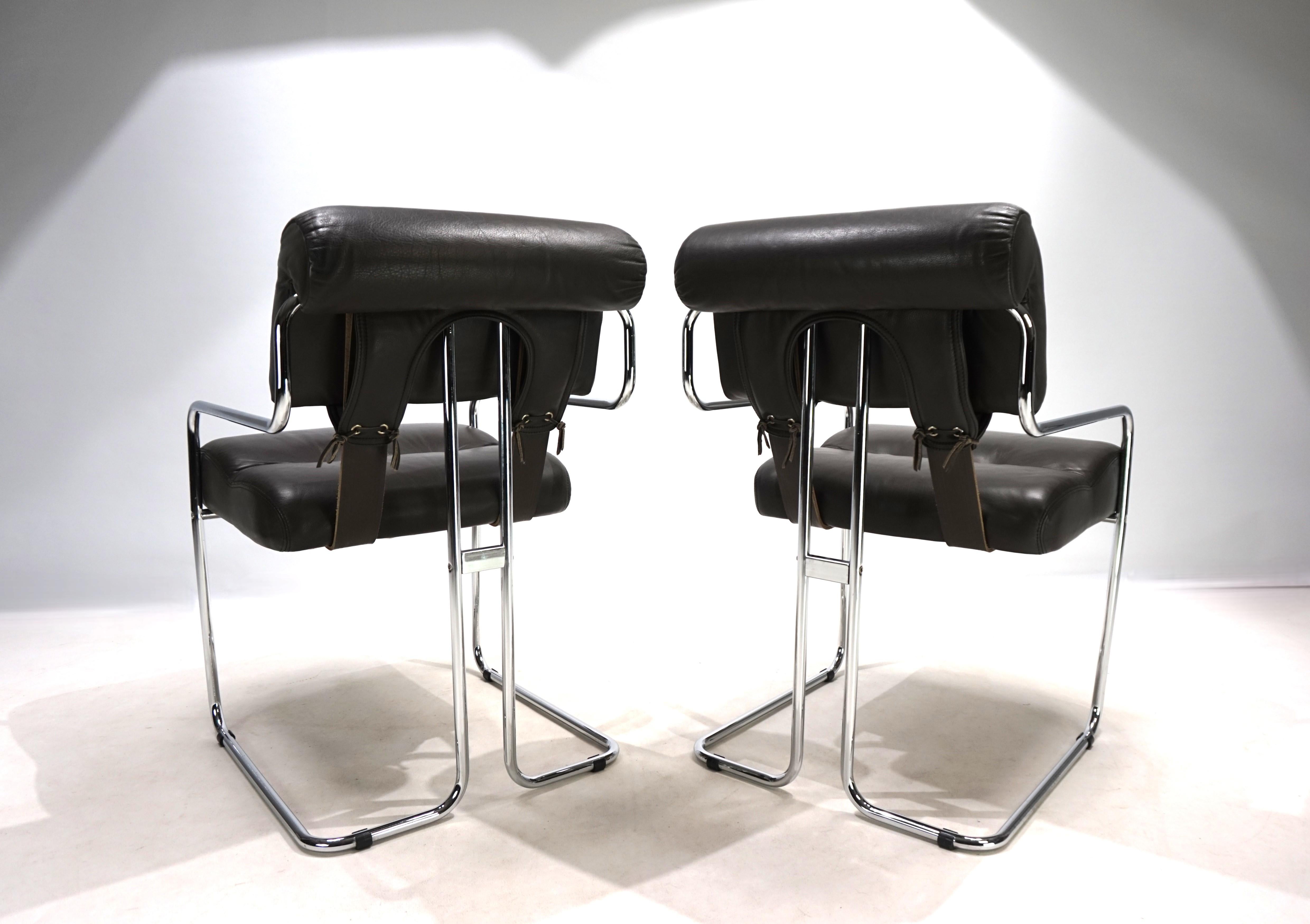 Ces deux chaises Condit de i4Mariani sont en excellent état. Le cuir gris foncé de l'assise et des coussins du dossier est presque neuf. Les cadres chromés ne présentent aucun signe d'usure ou de patine. La conception de ces chaises, avec le coussin
