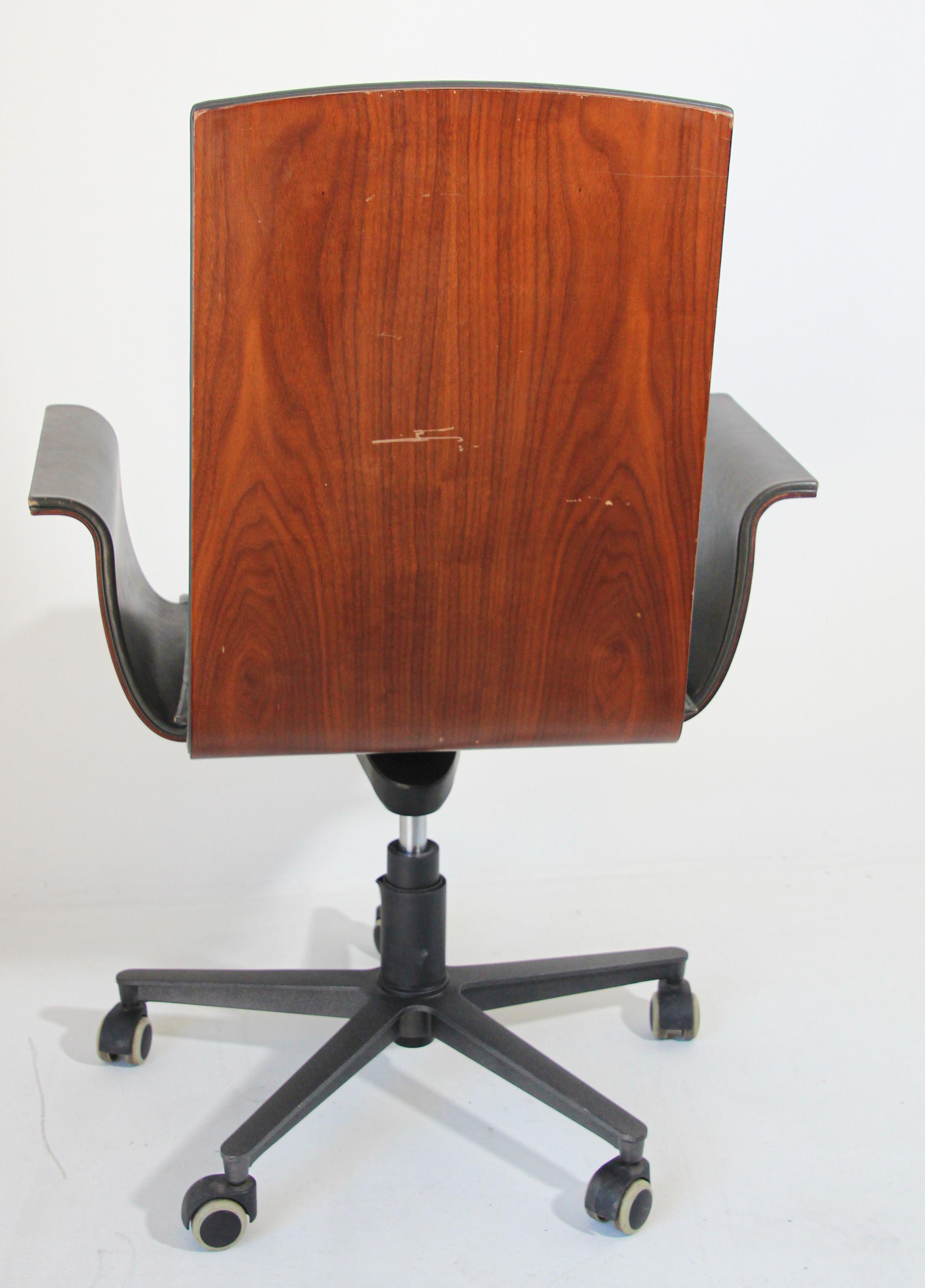 Mariani Wing Conference Office Chair by Luca Scacchetti Italy For Sale 4