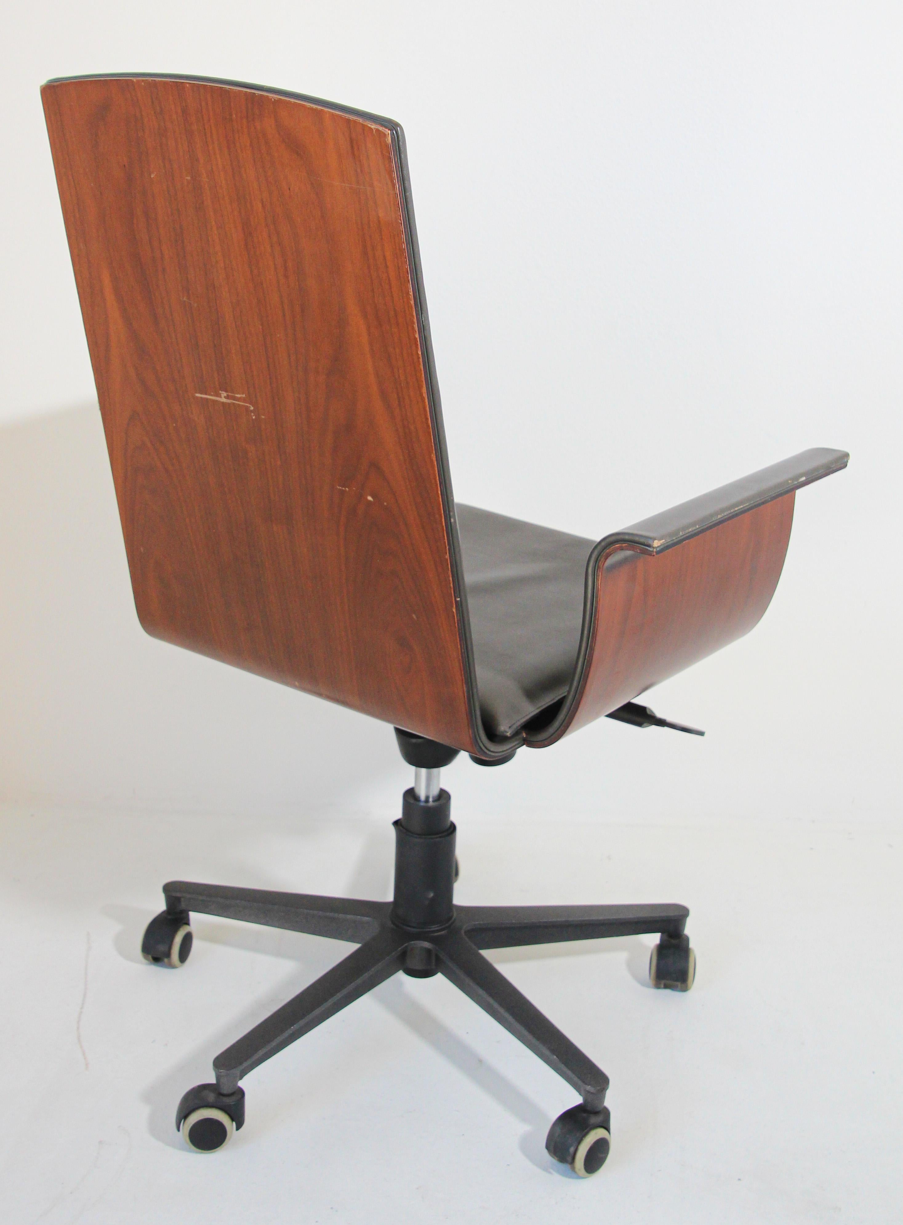 Mariani Wing Conference Office Chair by Luca Scacchetti Italy For Sale 6