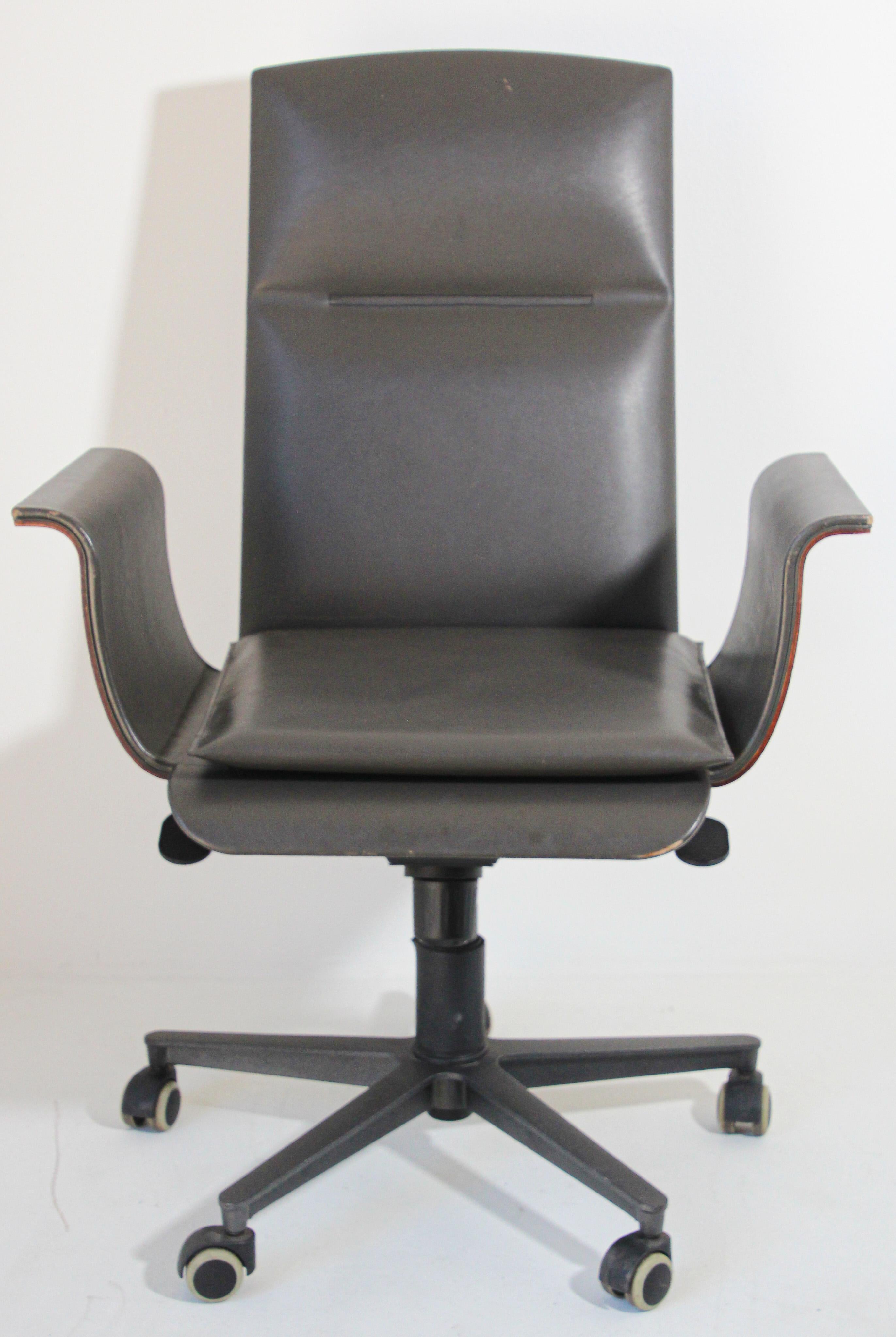 Mariani Wing Conference Office chair
 i 4 Mariani WING Swivel conference chair with 5-spoke base by Designer Luca Scacchetti. 
Conference armchair, covered in saddle leather, with swivel, tilt and gas-lift mechanism, base with black metalized