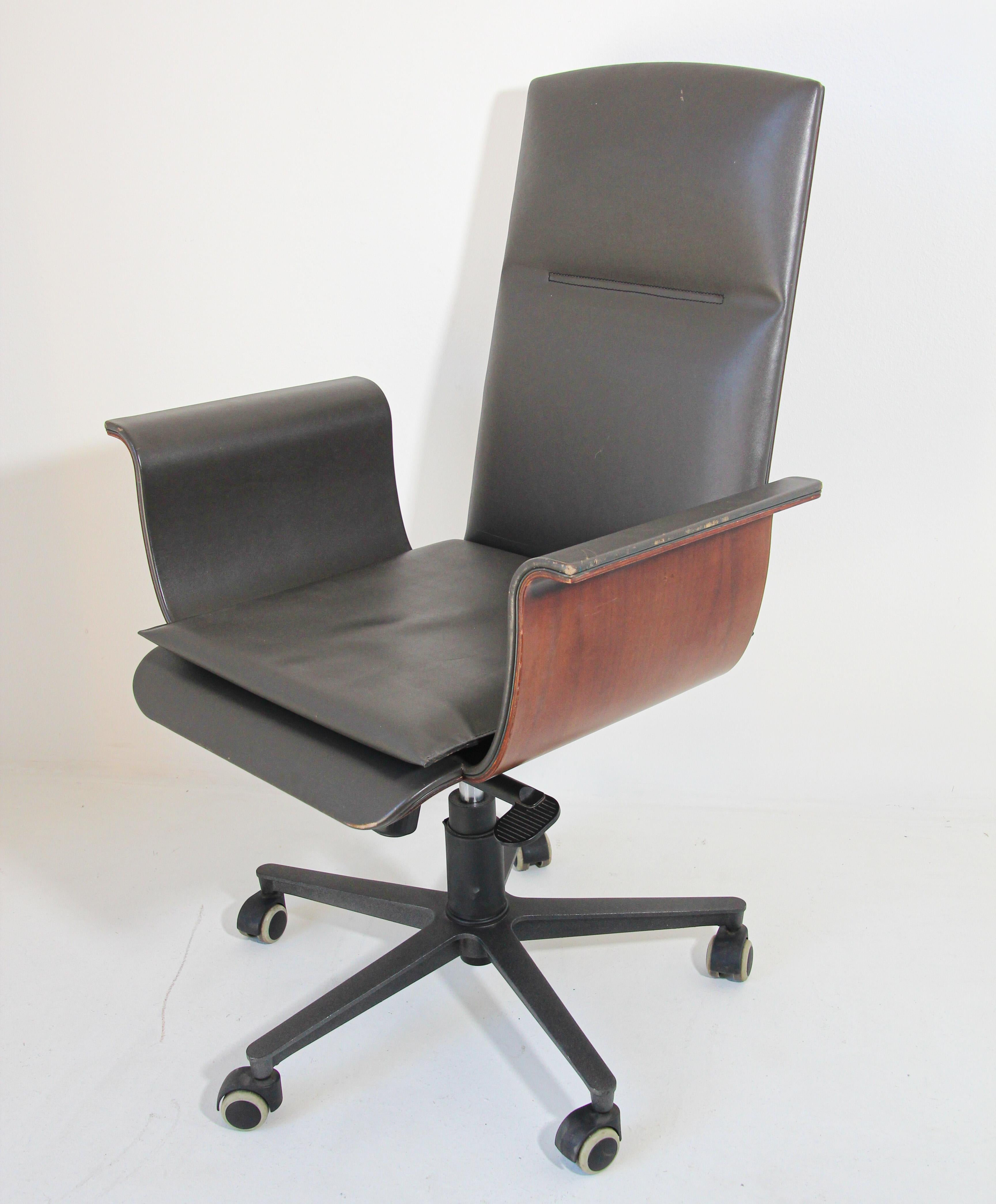 Italian Mariani Wing Conference Office Chair by Luca Scacchetti Italy For Sale