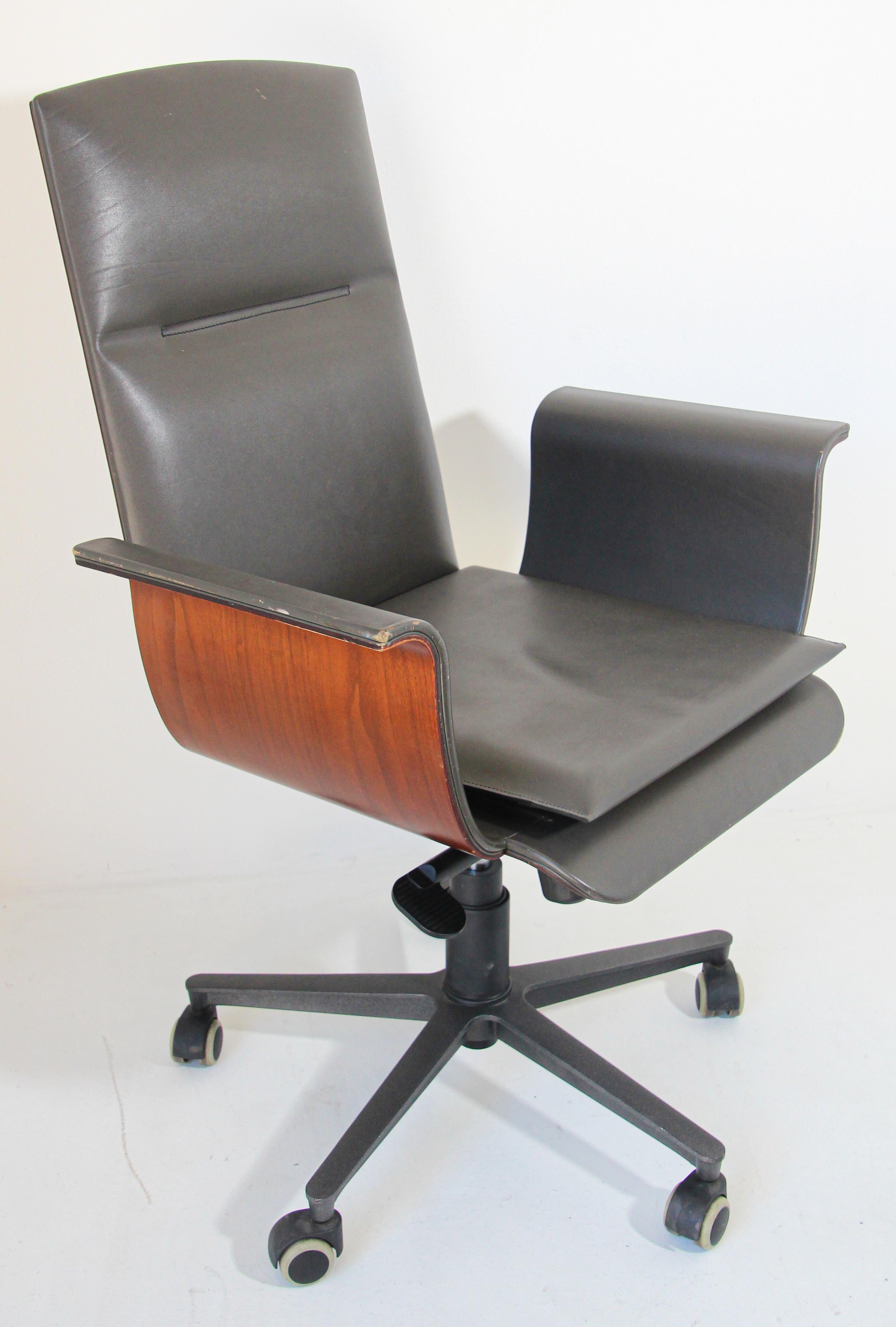 Mariani Wing Conference Office Chair by Luca Scacchetti Italy In Good Condition For Sale In North Hollywood, CA