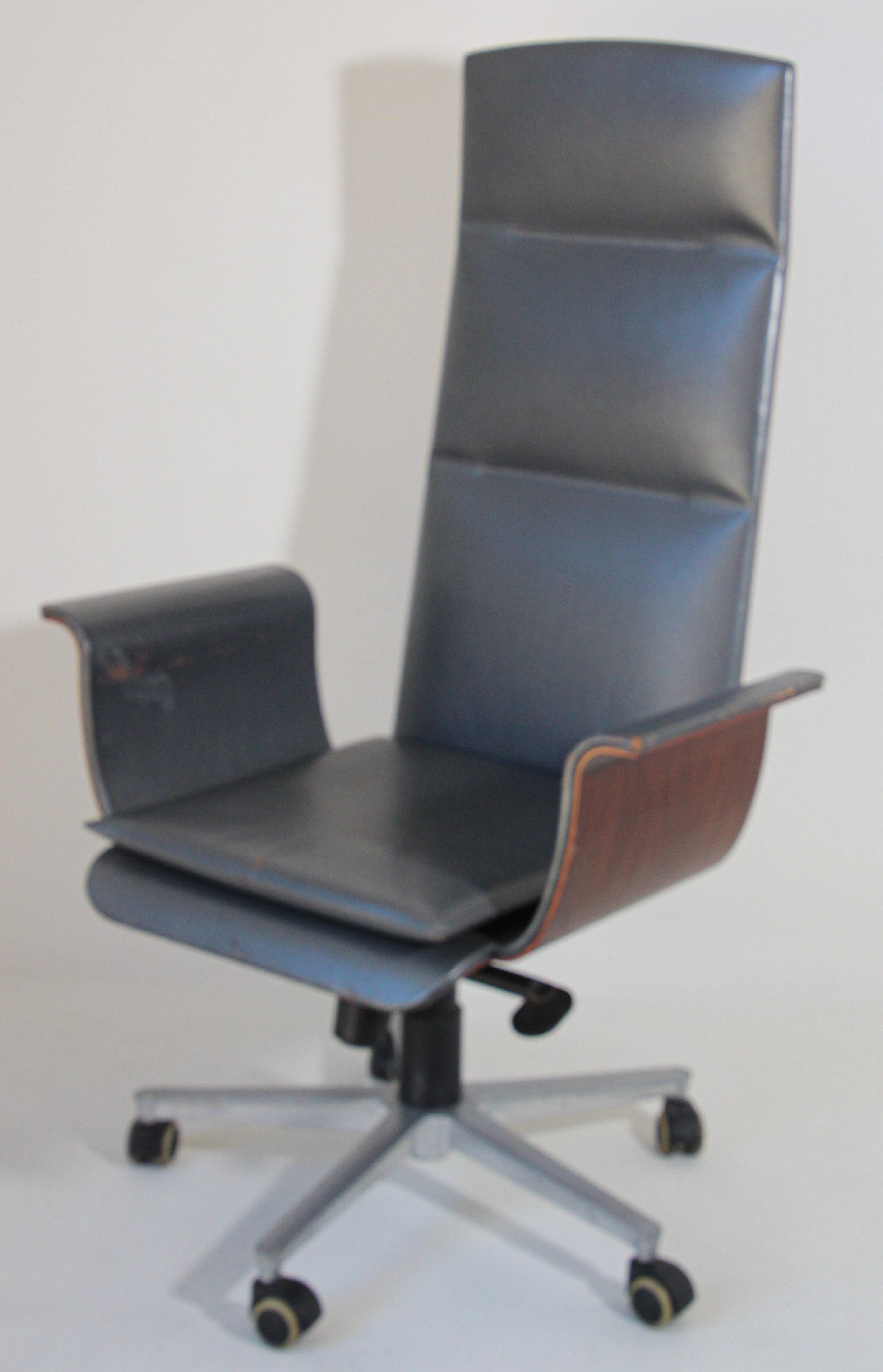 Mariani Wing Executive Office Chair by Luca Scacchetti Italy For Sale 1