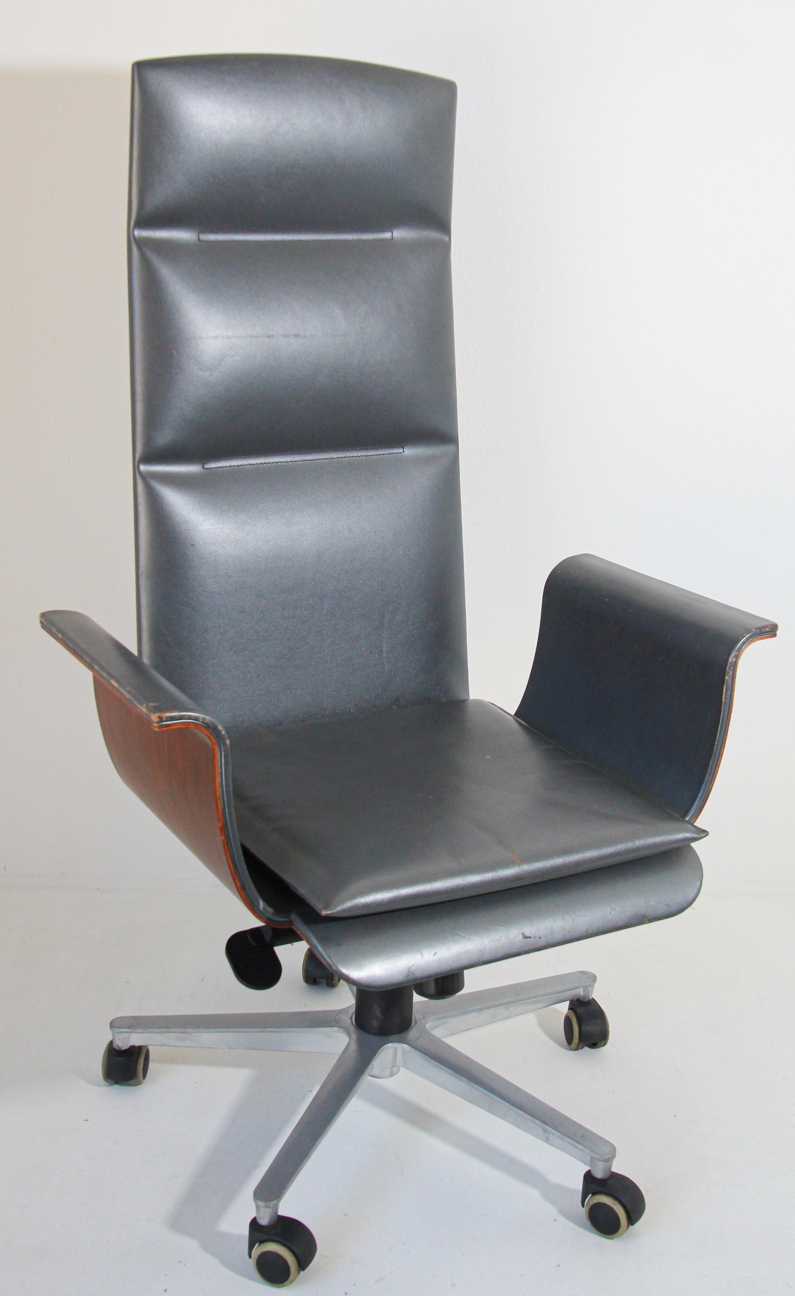 Mariani Wing Executive Office Chair by Luca Scacchetti Italy For Sale 4