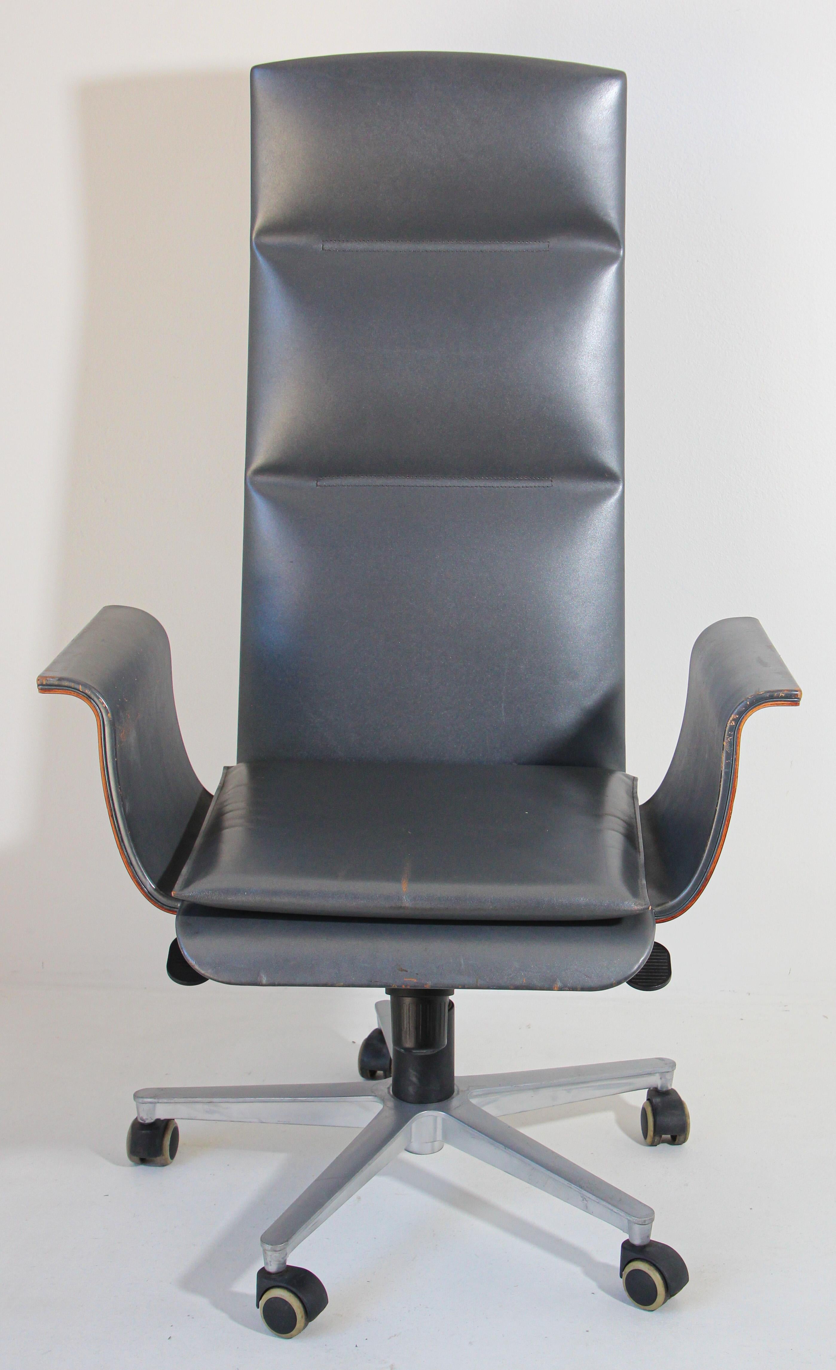 Mariani Wing Executive Office chair, Collection Wing.
i 4 Mariani WING Swivel high-back executive chair with 5-spoke base by Designer Luca Scacchetti.
Executive armchair covered in saddle leather, with swivel, tilt and gas-lift mechanism, base