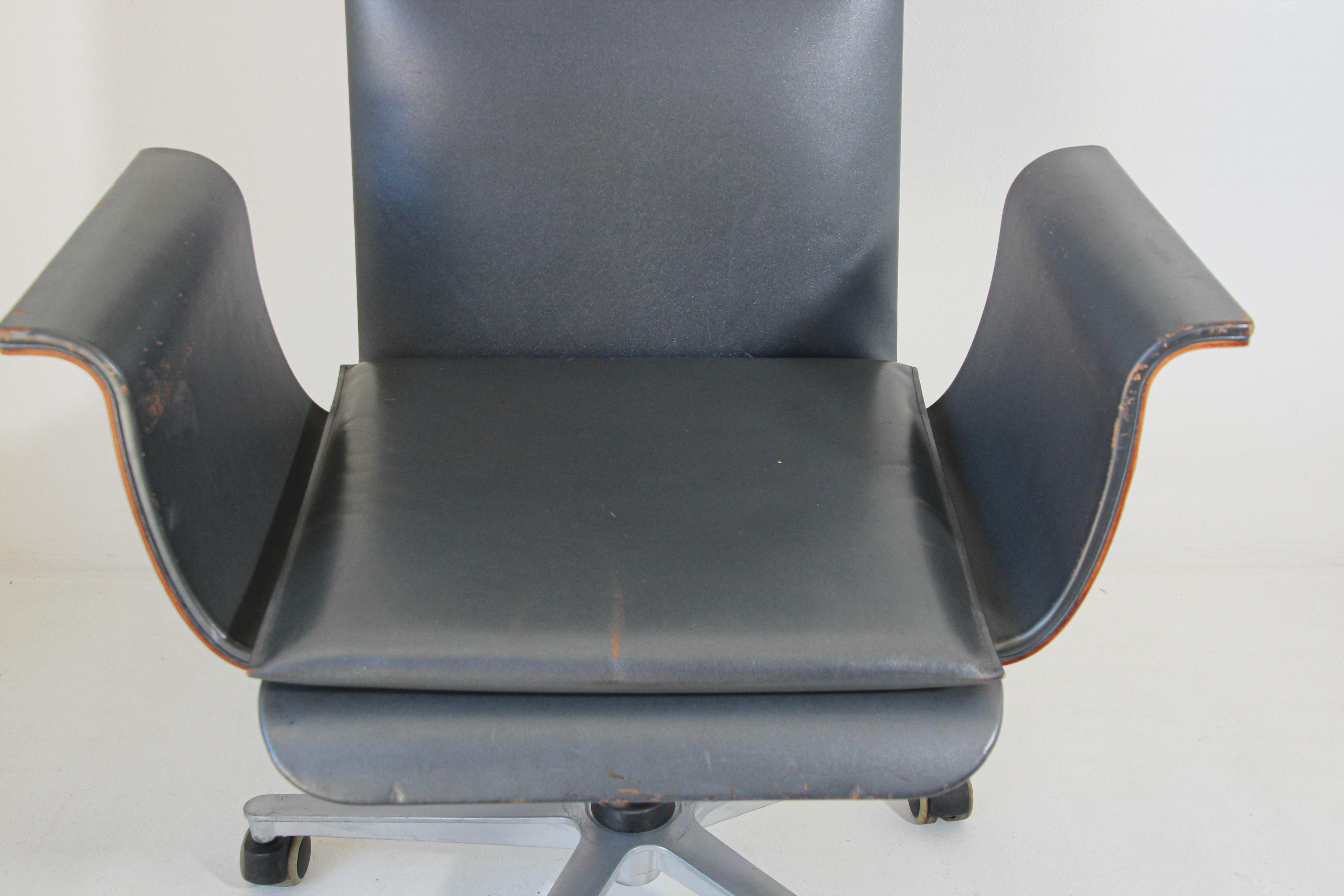 Modern Mariani Wing Executive Office Chair by Luca Scacchetti Italy For Sale