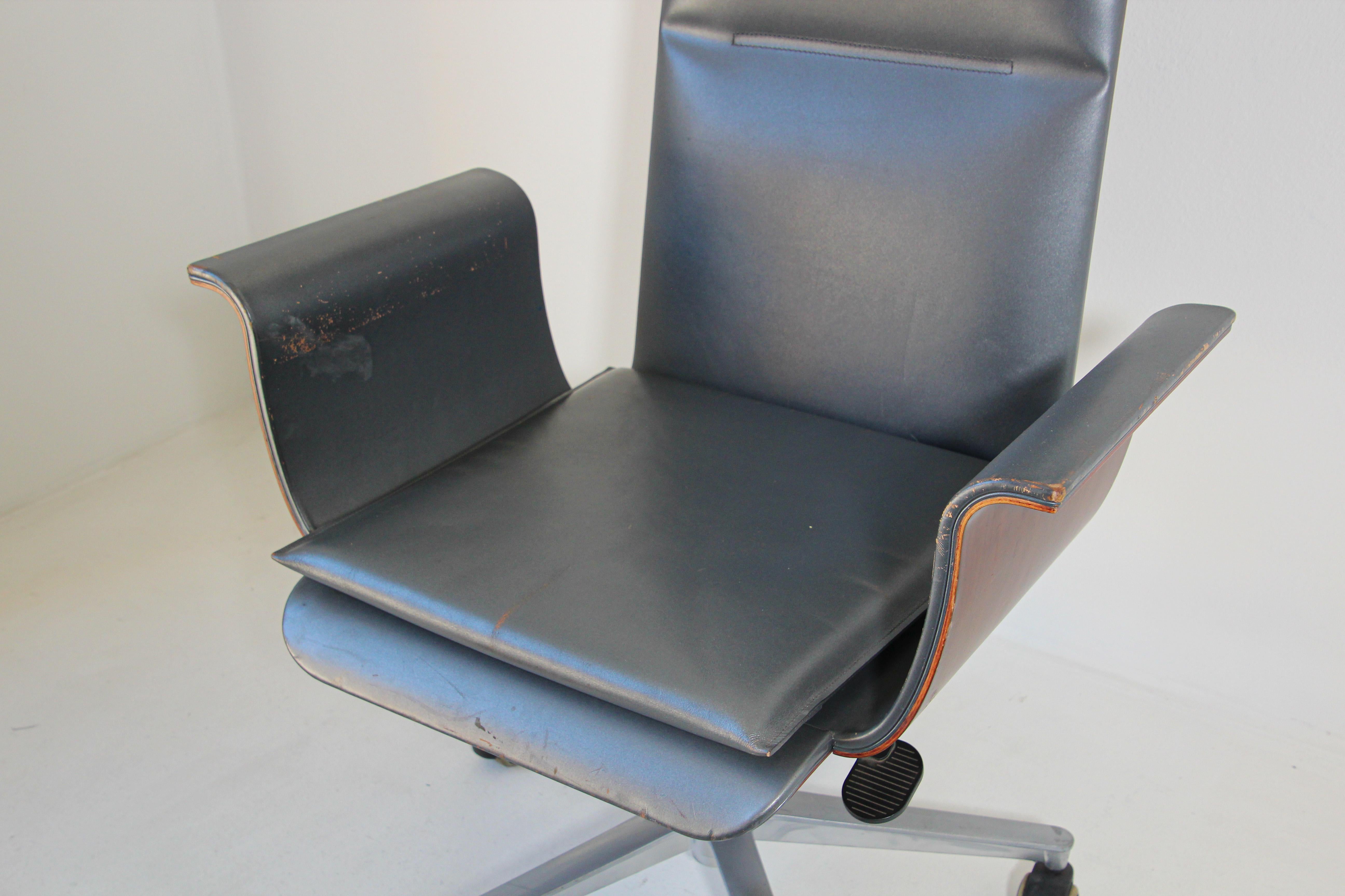 Italian Mariani Wing Executive Office Chair by Luca Scacchetti Italy For Sale