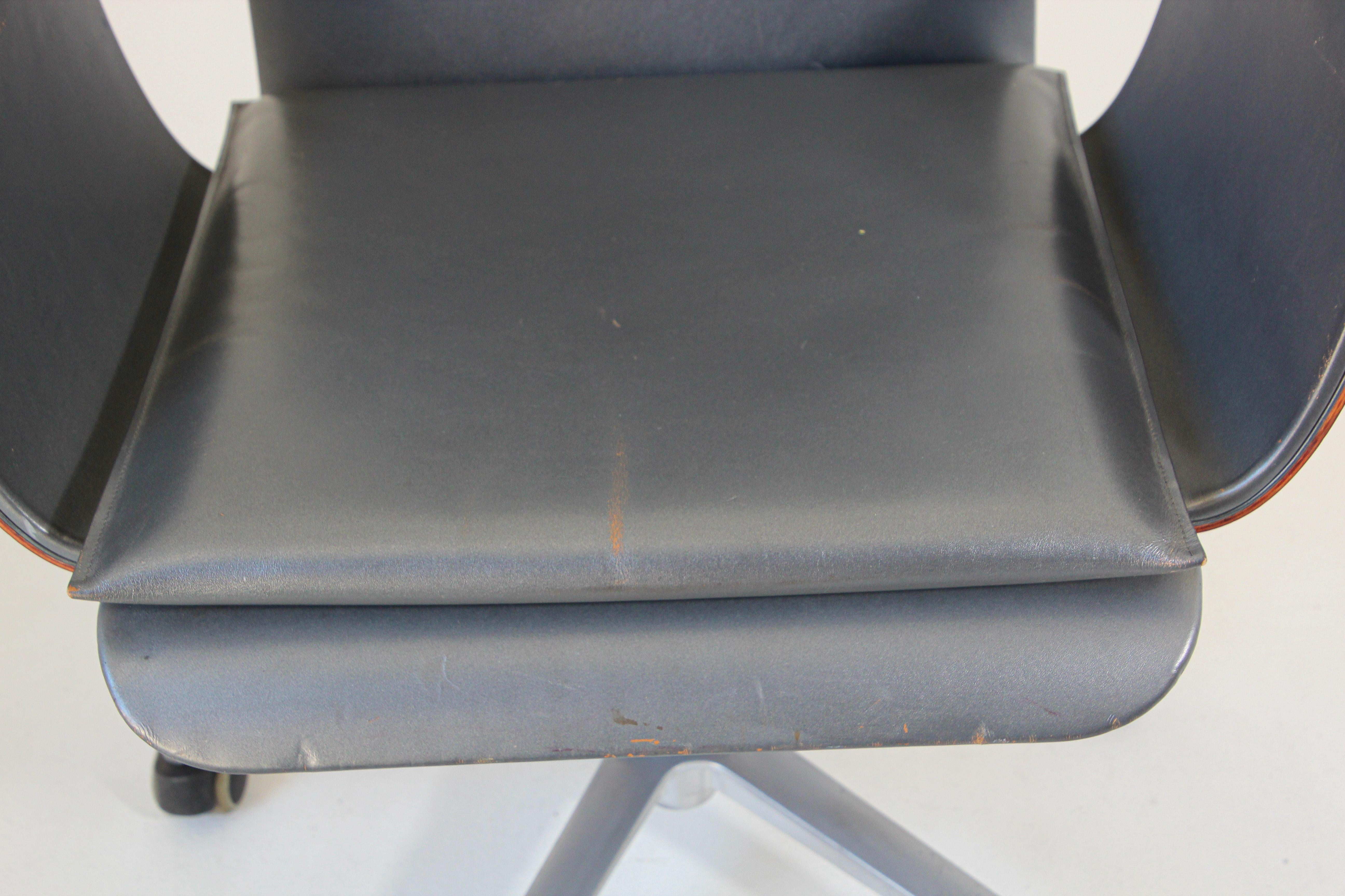 Mariani Wing Executive Office Chair by Luca Scacchetti Italy In Good Condition For Sale In North Hollywood, CA