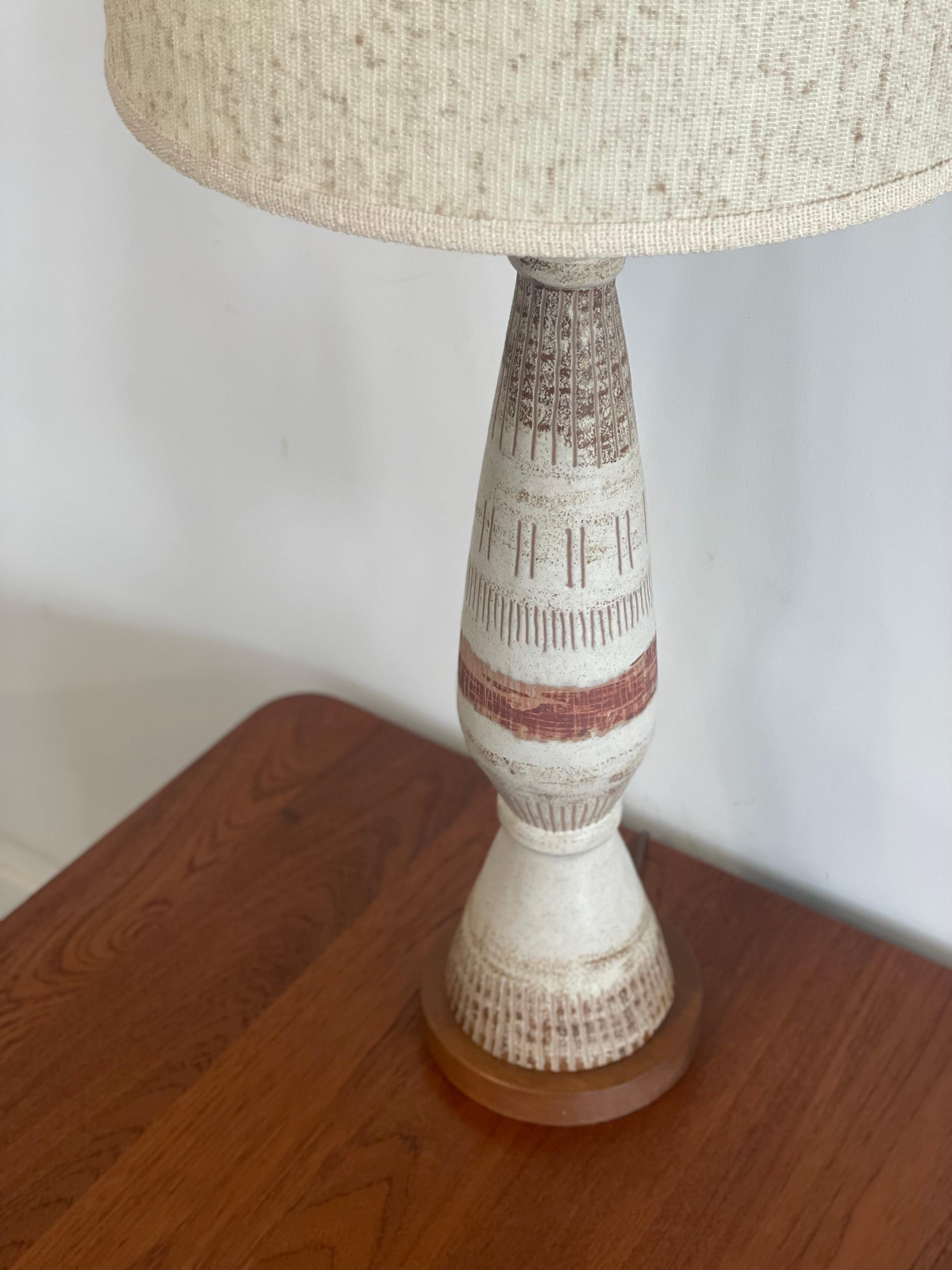 Grande lampada da tavolo scultorea in ceramica degli anni '50 di Marianna von Allesch in vendita 2