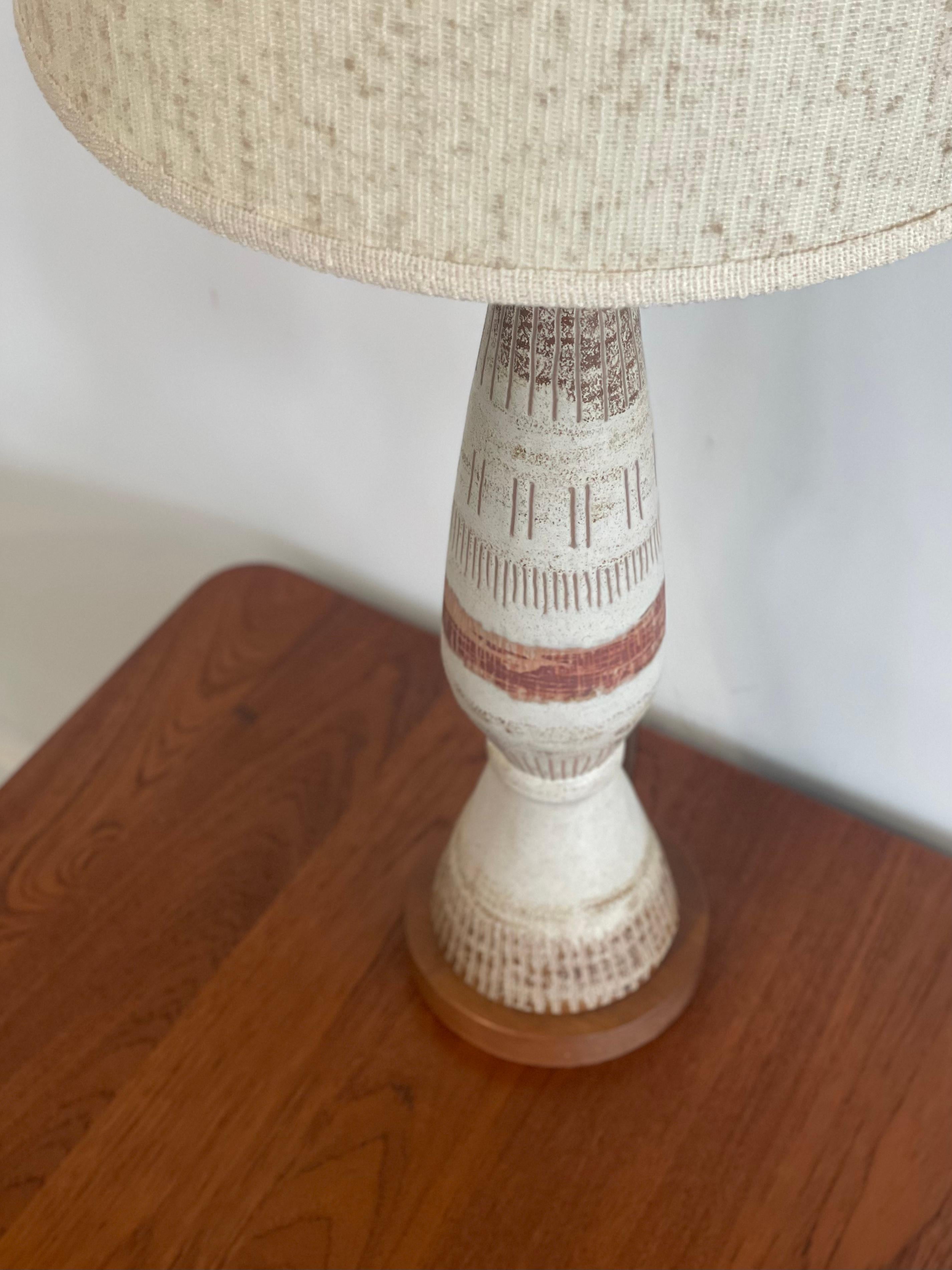Grande lampada da tavolo scultorea in ceramica degli anni '50 di Marianna von Allesch in vendita 3