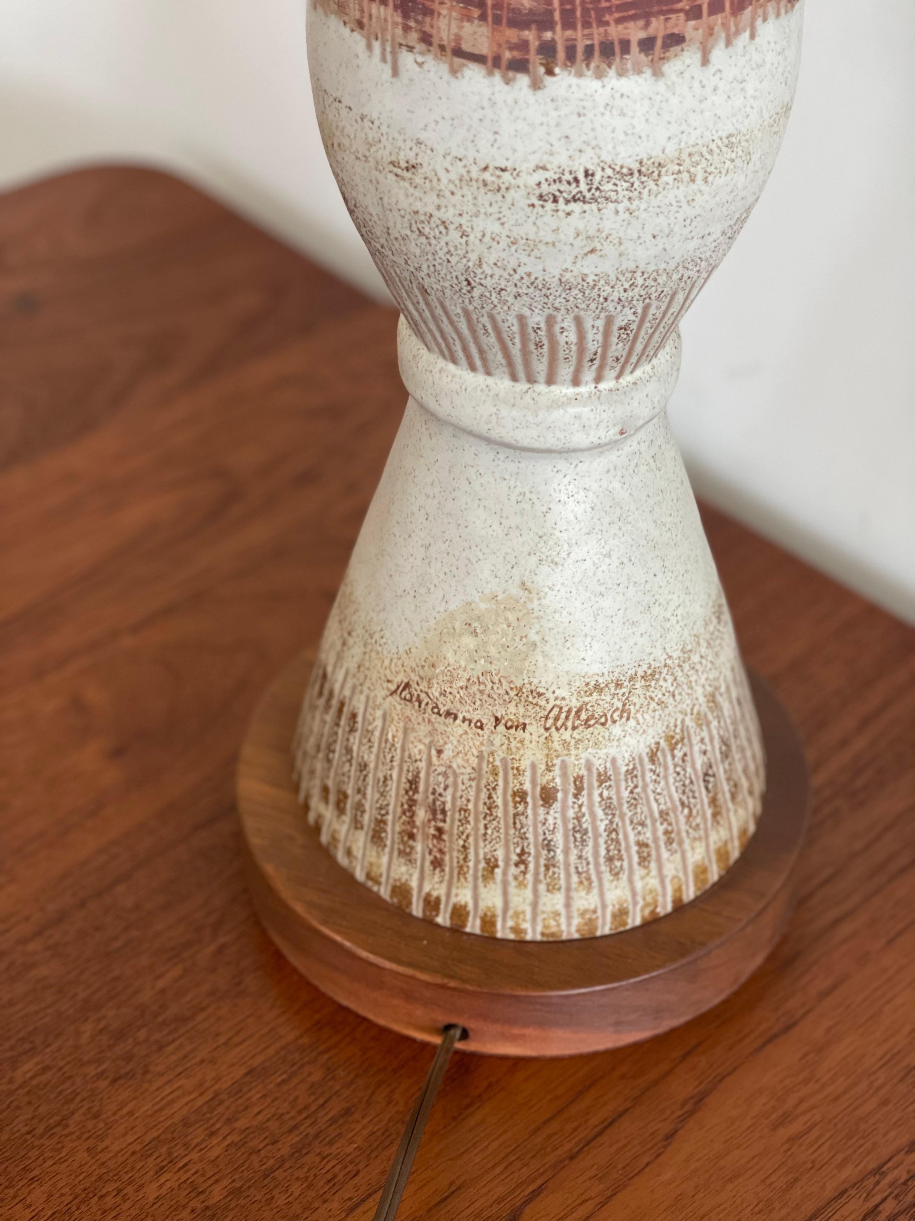 Grande lampada da tavolo scultorea in ceramica degli anni '50 di Marianna von Allesch in vendita 5