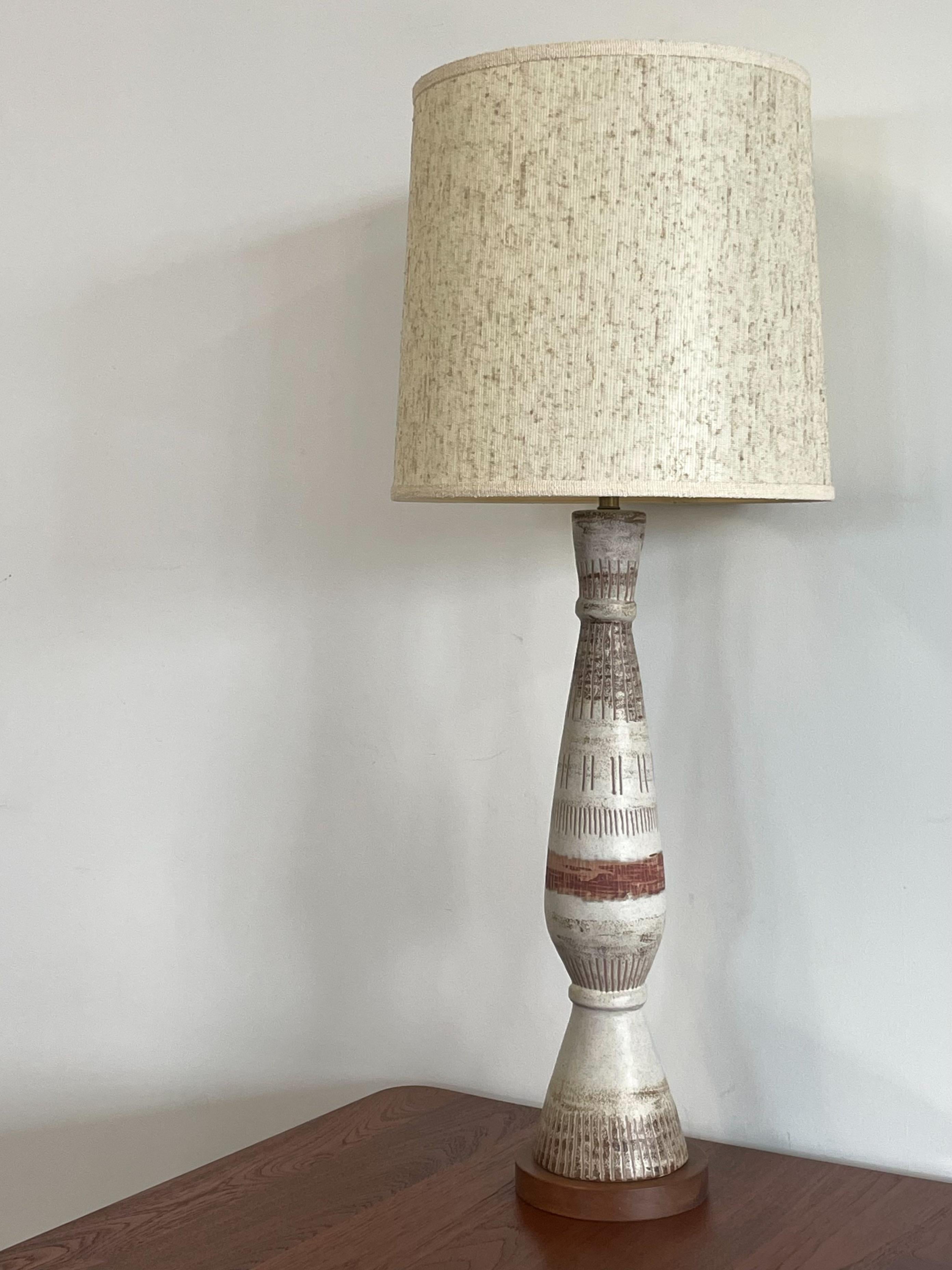 Una lampada da tavolo in ceramica di Marianna von Allesch, unica nel suo genere, risalente alla metà del secolo scorso. Questo pezzo presenta una bella forma allungata con uno smalto satinato color terra e un motivo lineare inciso a mano. Realizzato