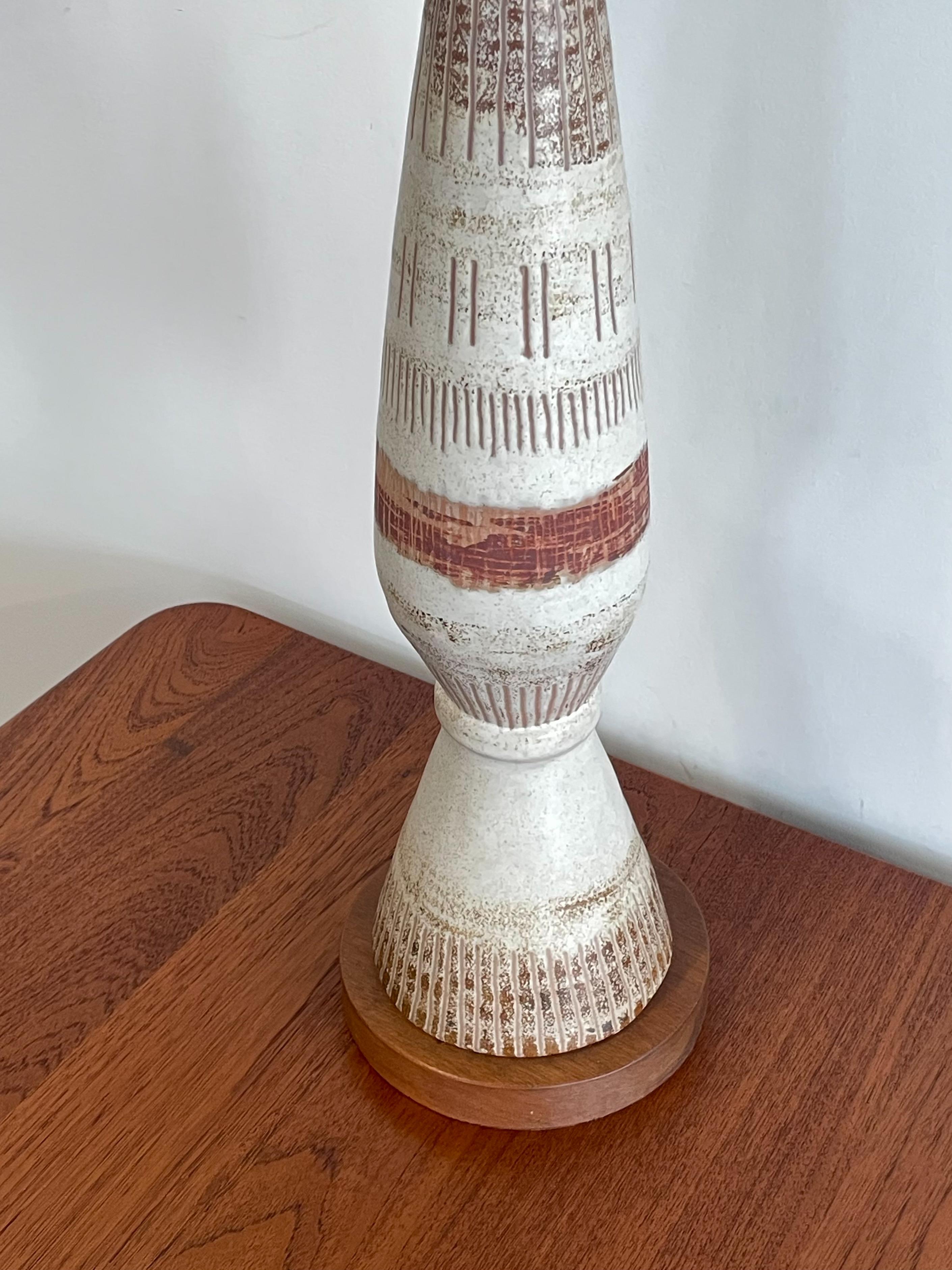 Mid-Century moderno Grande lampada da tavolo scultorea in ceramica degli anni '50 di Marianna von Allesch in vendita