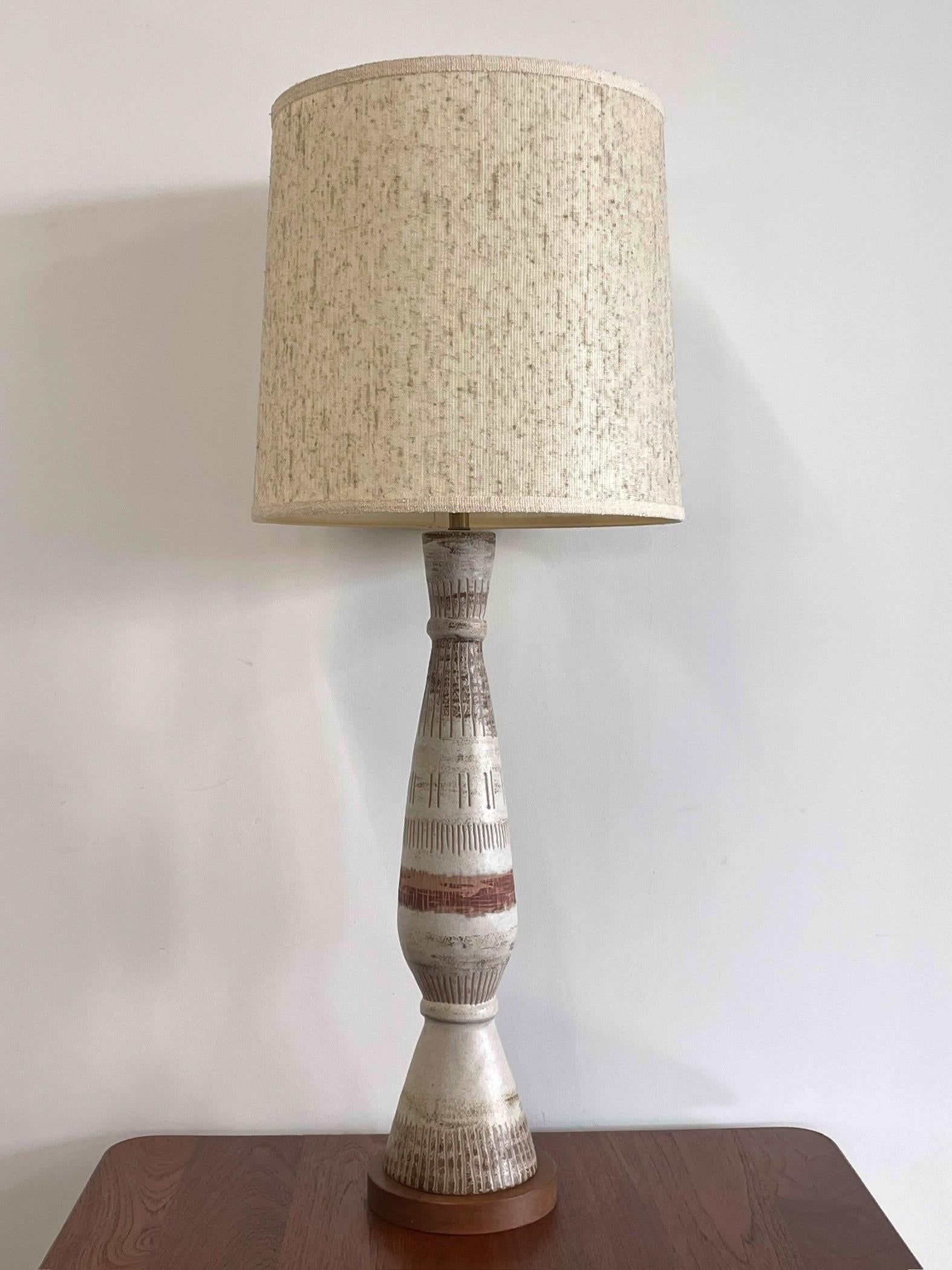 Americano Grande lampada da tavolo scultorea in ceramica degli anni '50 di Marianna von Allesch in vendita