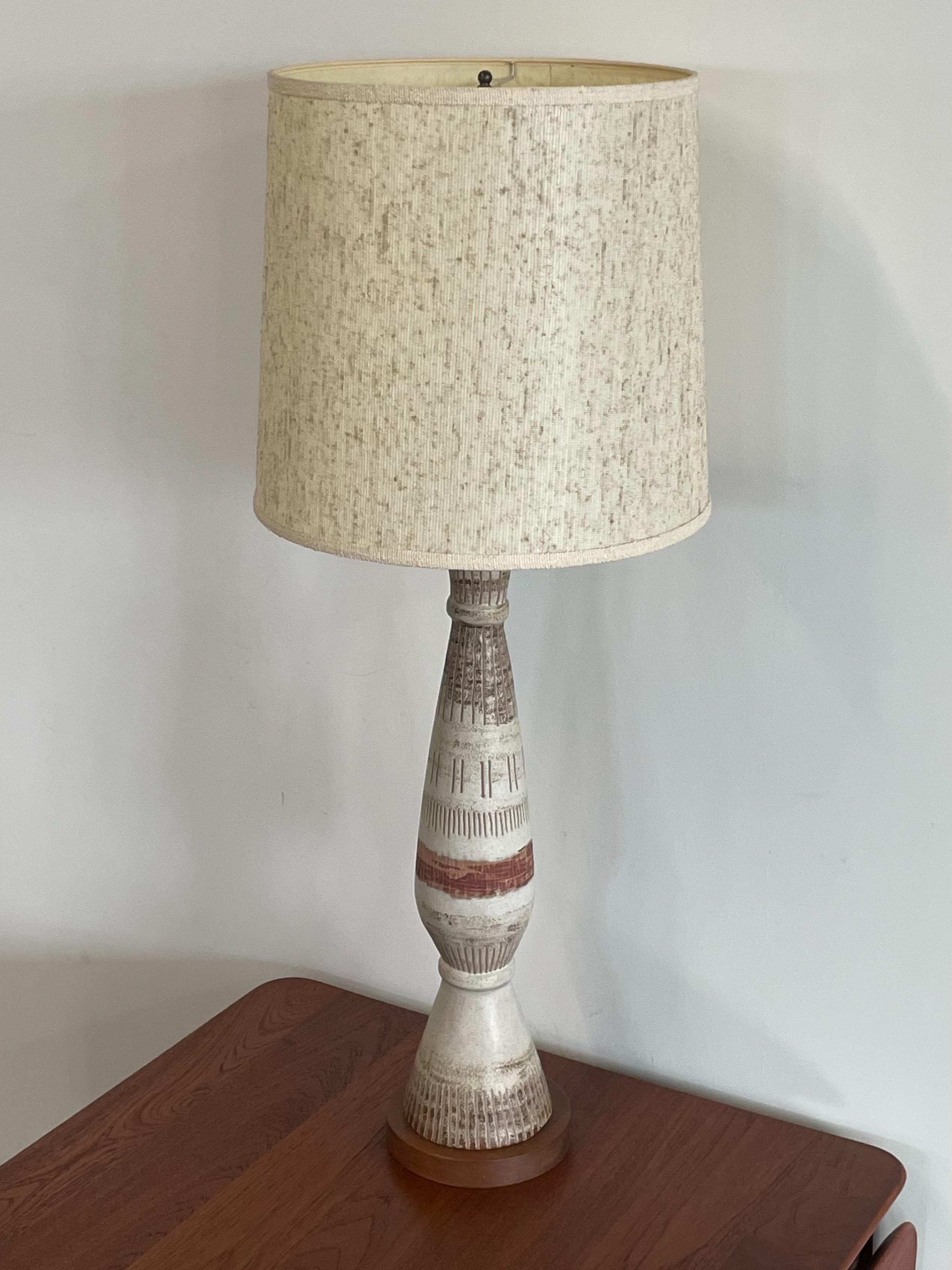 Cotto in fornace Grande lampada da tavolo scultorea in ceramica degli anni '50 di Marianna von Allesch in vendita