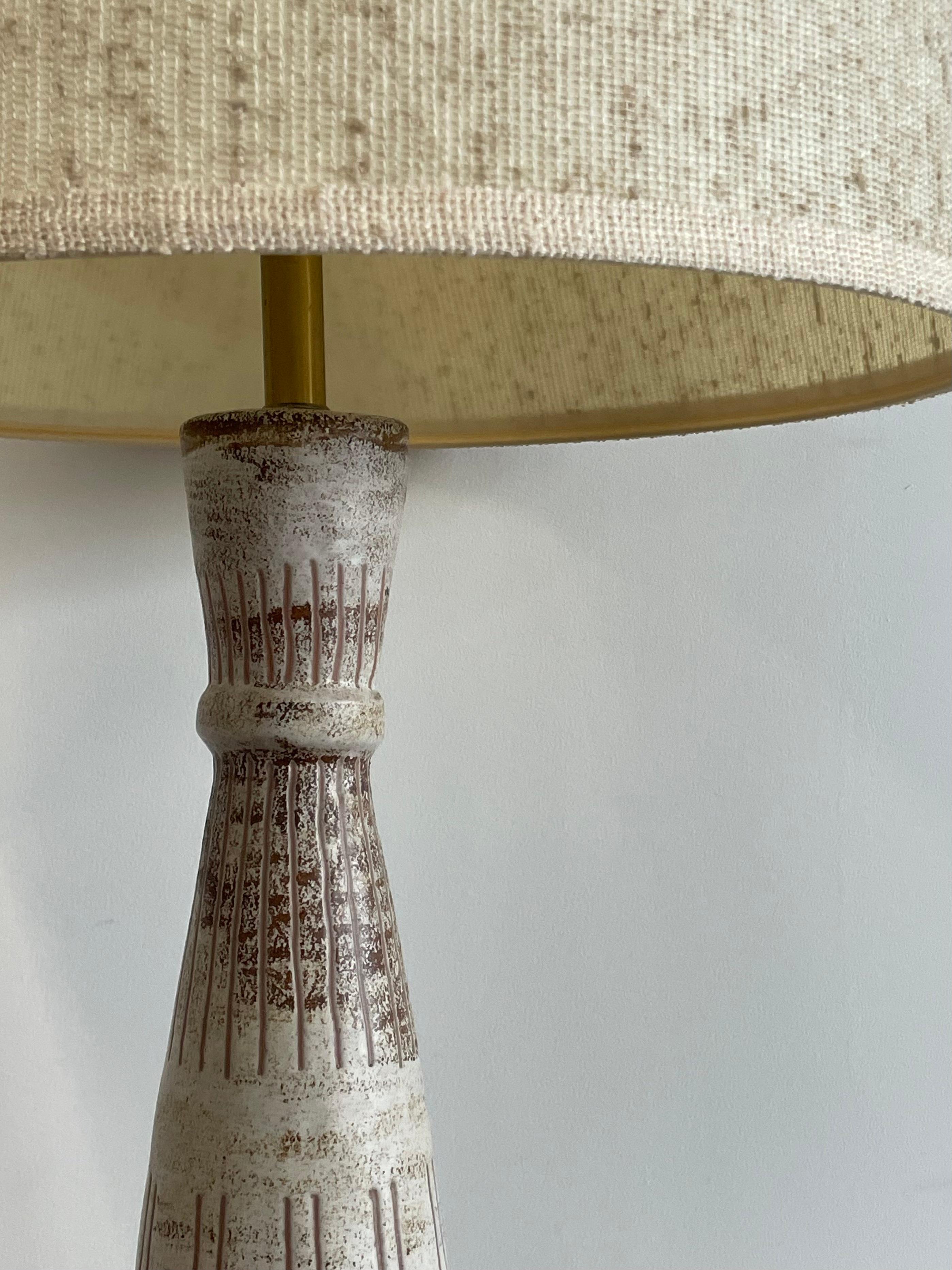Grande lampada da tavolo scultorea in ceramica degli anni '50 di Marianna von Allesch In condizioni buone in vendita a Winnipeg, MB