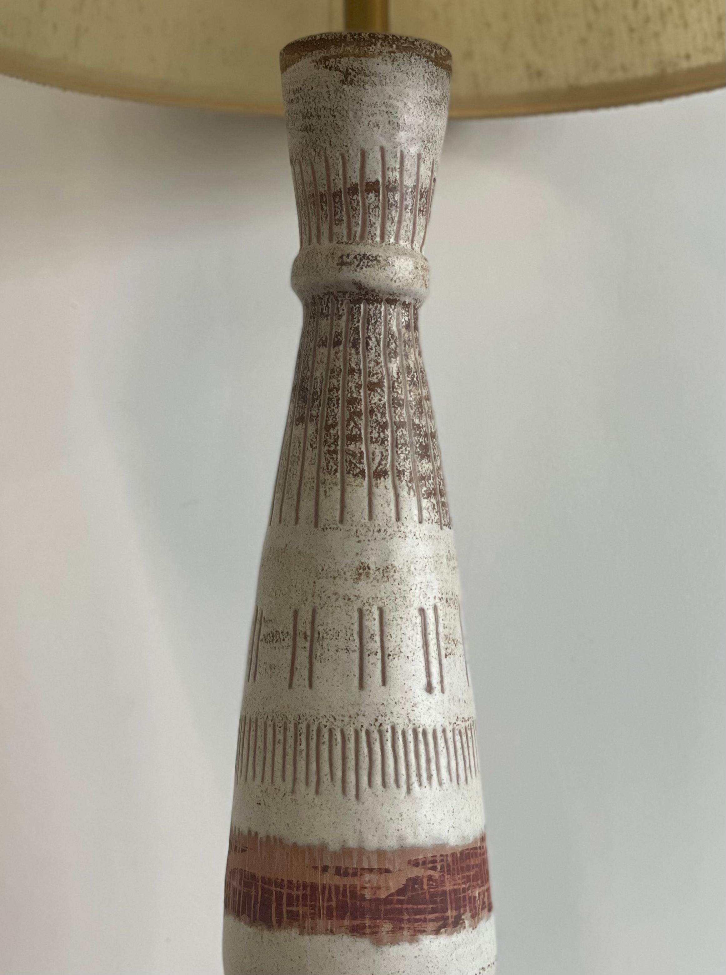 Ceramica Grande lampada da tavolo scultorea in ceramica degli anni '50 di Marianna von Allesch in vendita