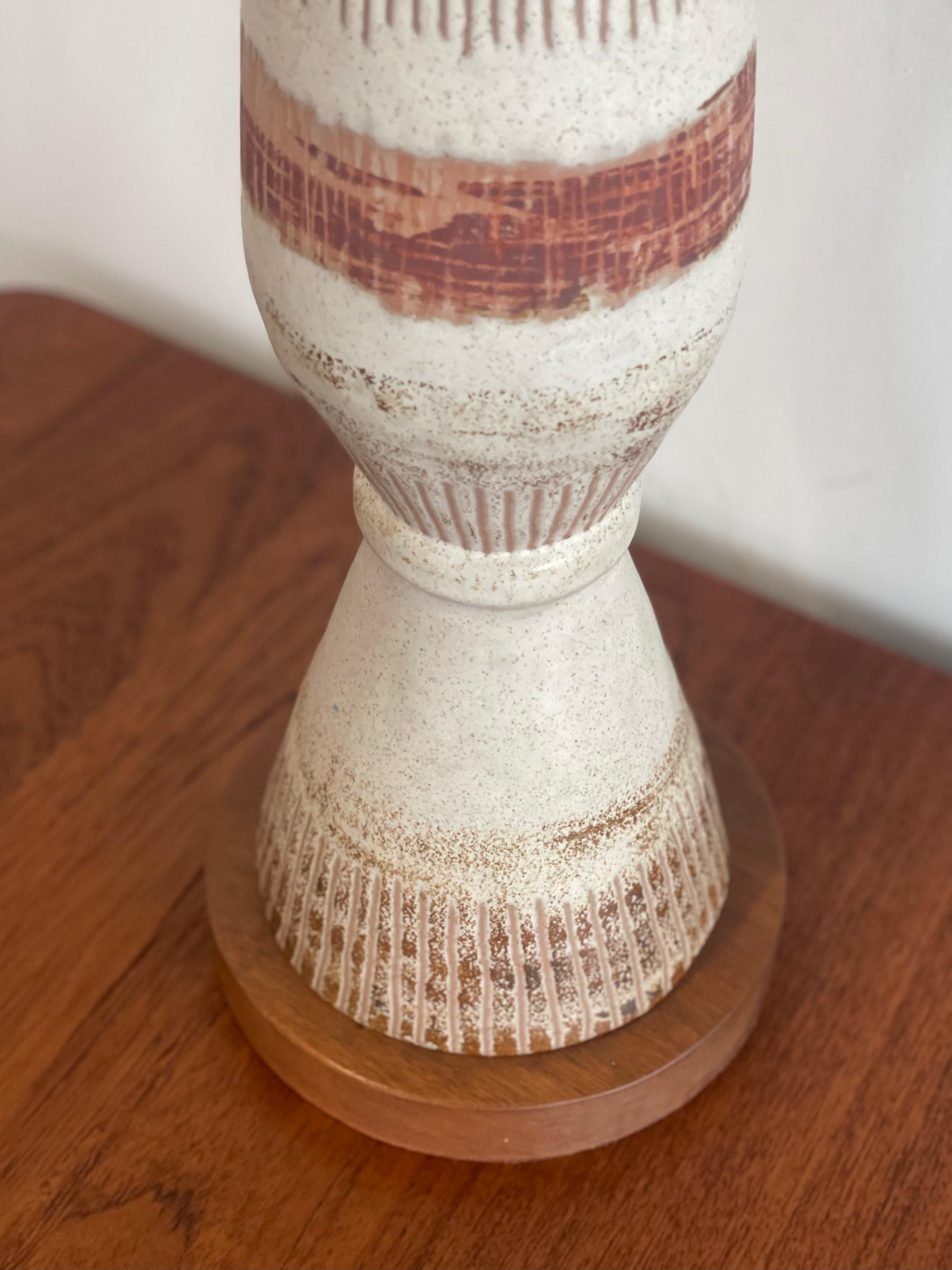 Grande lampada da tavolo scultorea in ceramica degli anni '50 di Marianna von Allesch in vendita 1