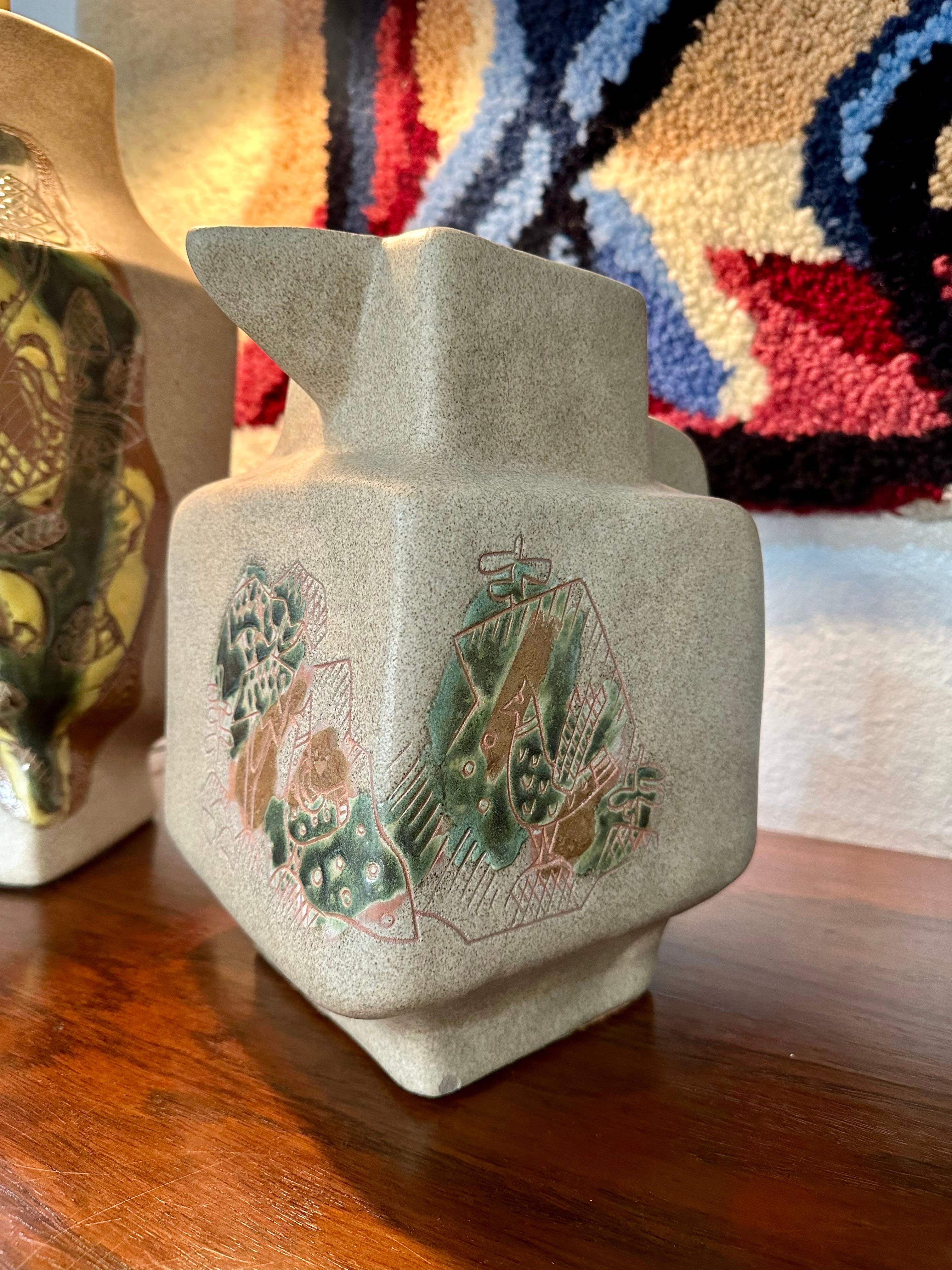 Bellissima brocca decorativa modernista in studio Pottery di Marianna von Allesch, anni '50 circa. Disegno astratto inciso su tutti i lati, sul bordo del beccuccio e sul manico. Smalto maculato color taupe con disegni incisi nei toni della