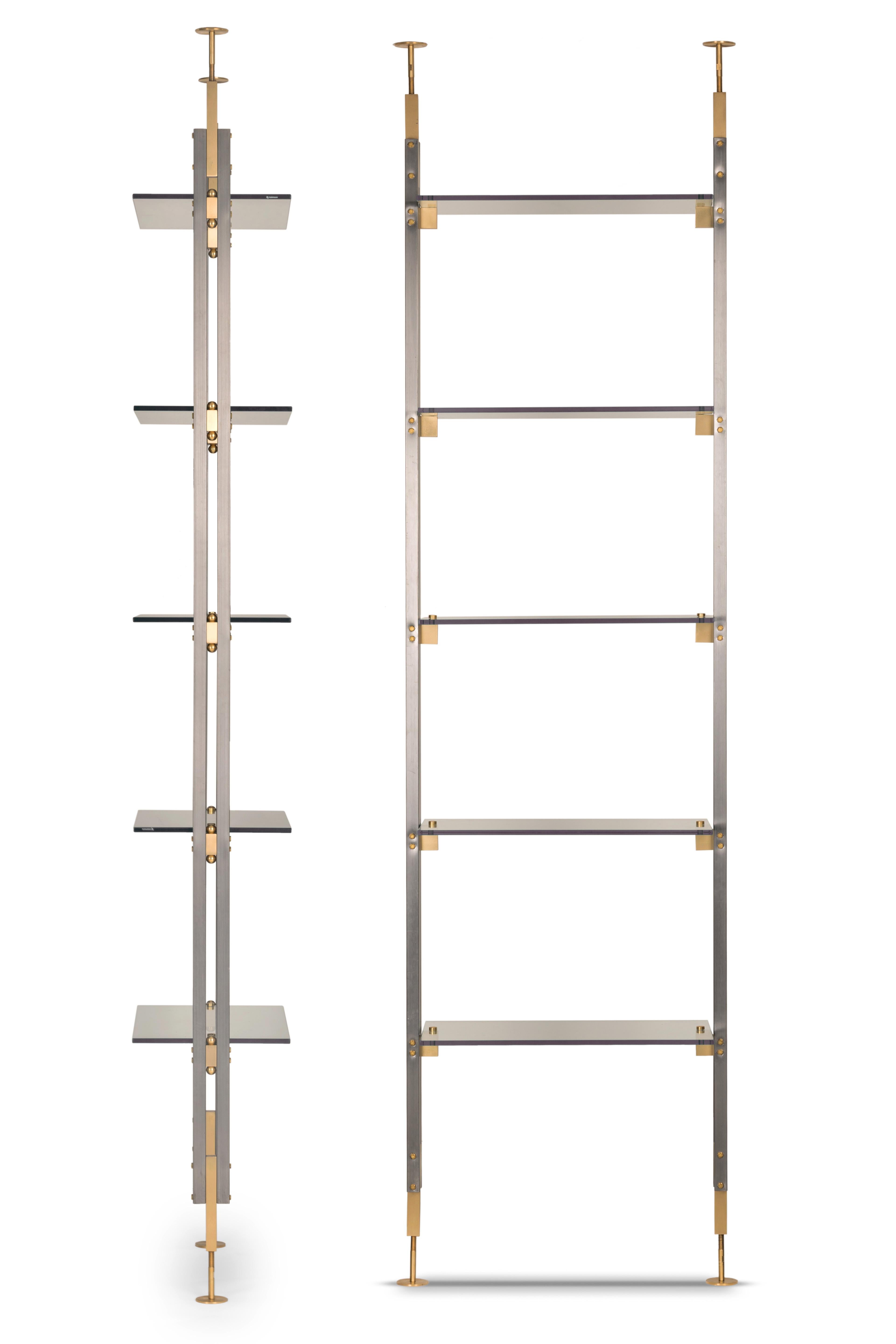 Libreria Marianne di Mingardo
Dimensioni: D62 x L30 x H240 cm 
Materiali: Struttura in nichel opaco, ripiani in vetro temperato. Dettagli in ottone naturale con sfere.
Peso: 60 kg
Disponibile anche in diverse finiture e dimensioni.

Una