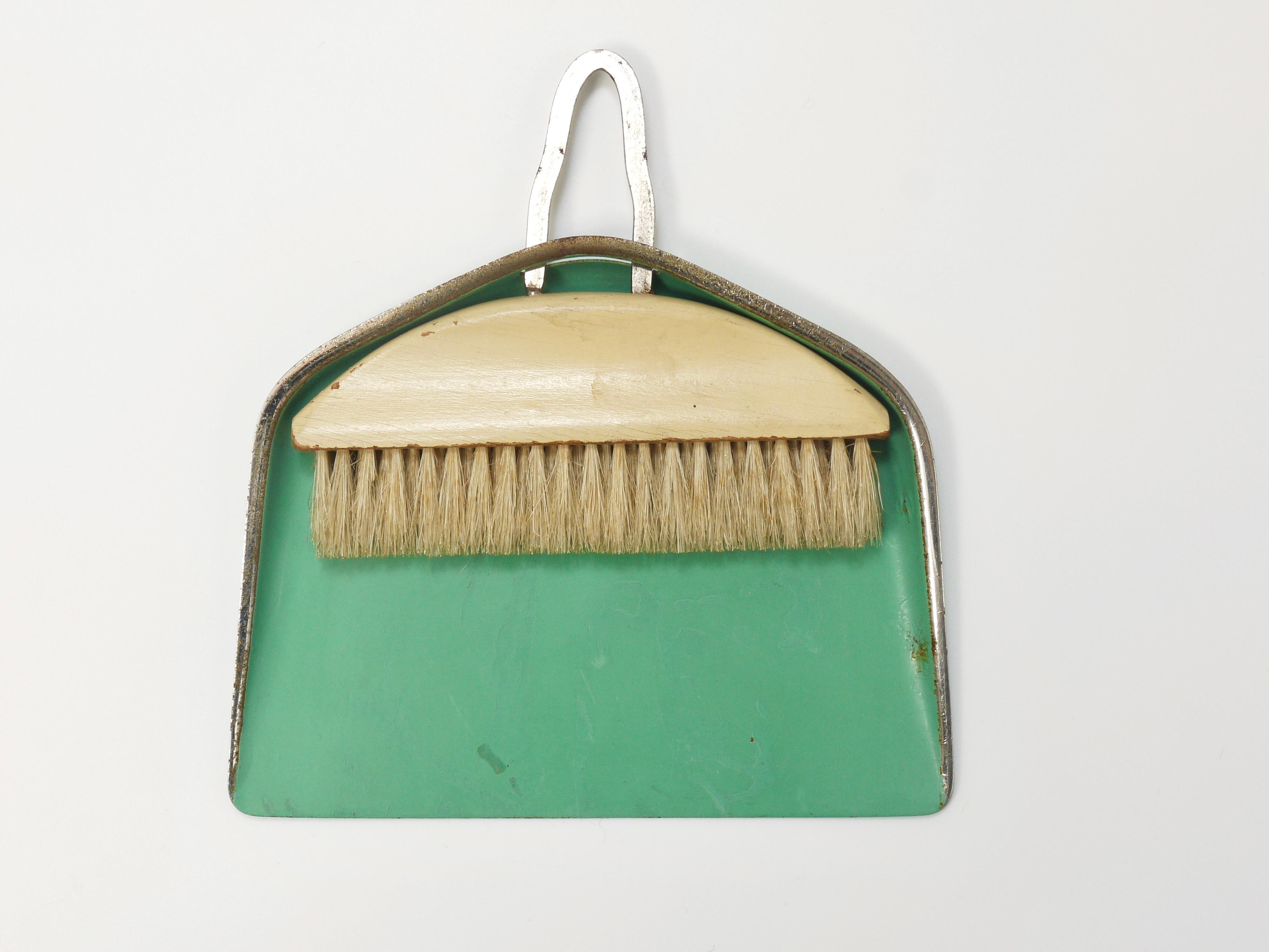 An iconic Bauhaus table brush and pan sweeping set from the early 1930s in light-green / pastel jade green. Designed by Marianne Brandt (1893-1983), manufactured by Ruppel Werke, Ruppelwerke in Gotha, Germany. Made of sheet metal and wood. In good