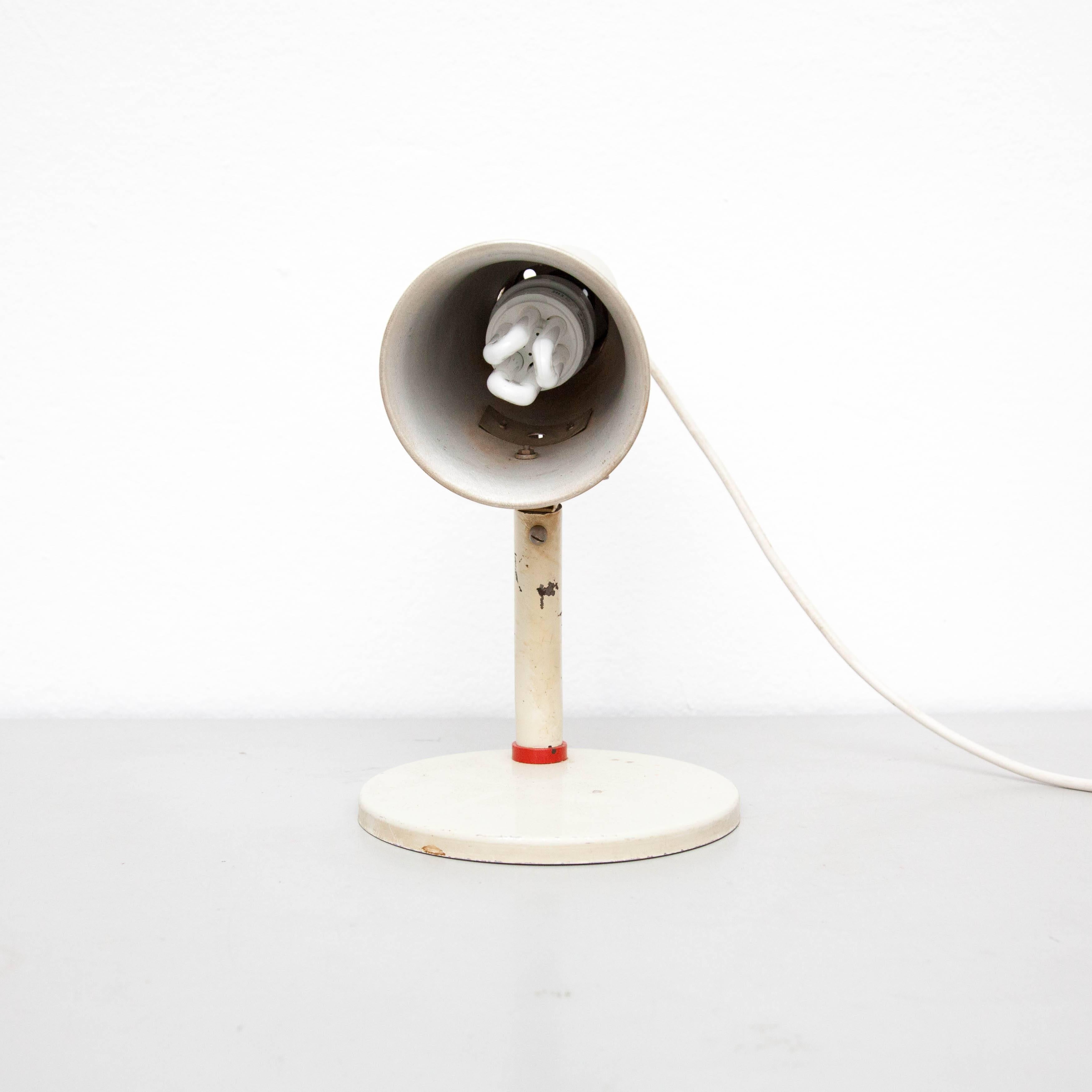 Lampe de table conçue par Marianne Brandt en 1928.
Fabriqué par Kandem (Allemagne).
Métal laqué.

En état d'origine, avec une usure mineure conforme à l'âge et à l'utilisation, préservant une belle patine.

Marianne Brandt (1893-1983) Peintre,